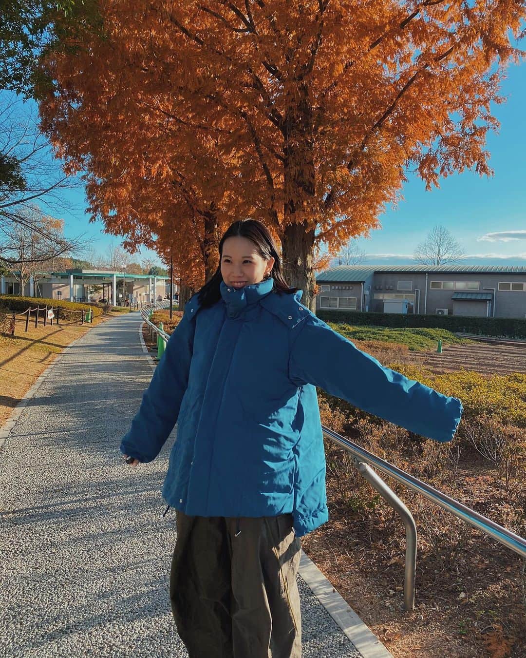 藤木祐凪のインスタグラム：「珍しくカラーアウターを✌️ シルエット可愛くて暖かくて このカラー意外と合わせやすくて💓  新宿伊勢丹のUN3D.店舗と直ぐ側の"集いの場"というスペースで アウターや24ssがいち早く見れるらしいよ💞  11/28までイベントが開催 されているみたいです✨ お近くの方はぜひ✨  #UN3D #PR @un3d_official @un3d_store」
