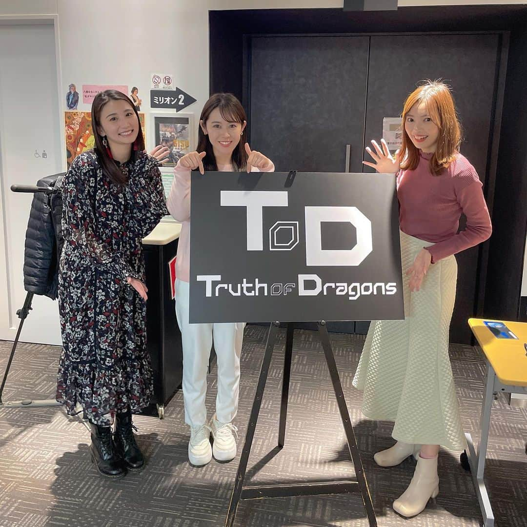 加藤里奈（カトリーナ）さんのインスタグラム写真 - (加藤里奈（カトリーナ）Instagram)「今日は #truthofdragons2023  の試写会に行ってきました🐨🎬  2023年シーズンを振り返るドキュメンタリー動画 昨シーズンに続き２度目のドキュメンタリー制作です！ 今シーズンは個々の選手のストーリーをまとめ、 全3話のオムニバス形式でお届けします。  ✅Episode1 柳裕也投手・梅津晃大投手  ✅Episode2 細川成也選手・石川昂弥選手  ✅Episode3 小笠原慎之介投手＋α  ✅おまけ 細川密着24時（オールスターゲームで撮影） 大島選手2000安打達成後の未公開映像 本編に入りきらなかった柳投手・梅津投手の食事会  （本編75分 / おまけ57分）  見た感想は明日の #CBCラジオ #ドラ魂キング でお話します！！  上映後には、小笠原慎之介投手 @dshinnosuke11  細川成也選手 @0___seiya  石川昂弥選手 @ishi_taka0622 の トークショーがあり 岡田ニキが盛り上げてました🎤  サプライズお見送りまであり、ランダムでミニサイン色紙が 配られました😳😳 小笠原投手の粋な計らいで我々も貰えた🥺 我々入場特典とか貰えないことが多いので 実はめちゃくちゃ嬉しいです🥺🥺笑 ありがとうございました！！！  💙💙💙💙💙💙💙💙💙💙💙💙💙💙  ✅配信	PIA LIVE STREAM ✅公開時期	2023年11月25日(土)～12月3日(日) ✅視聴券販売期間	2023年11月20日(月)～12月3日(日) 視聴券	 ・全セット＋おまけ　1,500円 （シーズンシートオーナー※1　500円） （ファンクラブ有料会員※2　1,000円）  ・エピソード単品 各500円 ※おまけは全セットのみで視聴可能 ※視聴券のご購入には、通常システム利用料が必要になります ※1　2023年のオーナーズサイトご利用対象者となります ※2　2023年ファンクラブ有料会員が対象者となります  私は局から生放送終わりで宮部アナと 一緒に現地へ行ったんですが、 パテレ行きならぬ、ドラ魂行きのエピソードがわんさかありますので そちらもお楽しみに😂✌️✌️✨  リスナーさんもお声かけ頂きありがとうございました！  #プロ野球 #伏見ミリオン座 #中日ドラゴンズ  #tod_2023 #ドラゴンズファンと繋がりたい #ラジオ  #野球 #ドラゴンズ女子 #ドキュメンタリー映画 #ドラゴンズ女子 #ラジオパーソナリティー #radiko #radio #中日 #ラジオ番組 #ドラゴンズ #ドラゴンズファン #ドラゴンズ愛 #映画 #映画鑑賞 #プロ野球好きな人と繋がりたい #dragons #ラジオ好きな人と繋がりたい #小笠原慎之介 #細川成也 #石川昂弥 #ドラゴンズファン」11月28日 0時23分 - rinakatoktriiina