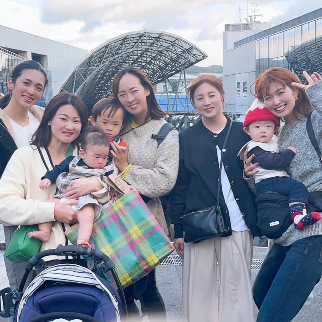 木村沙織のインスタグラム：「. 東レアローズ同期集合☺️👏 . 高校から？中学から？みんなともだちだったから 大人になってなかなか会えなくなっても 何ひとつ変わってなかったね😂🫶🏼 . .  (一枚目こっち選んでごめんまな😴🙏🏼 )」