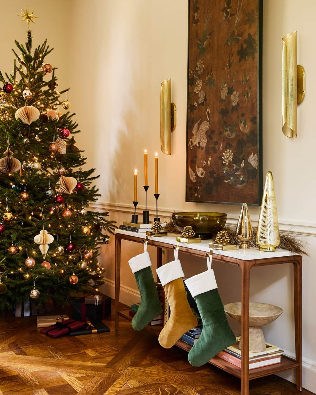 west elmのインスタグラム：「No mantel, no problem. Stockings look just as festive when adorning a console, bookshelf, or window ledge.」