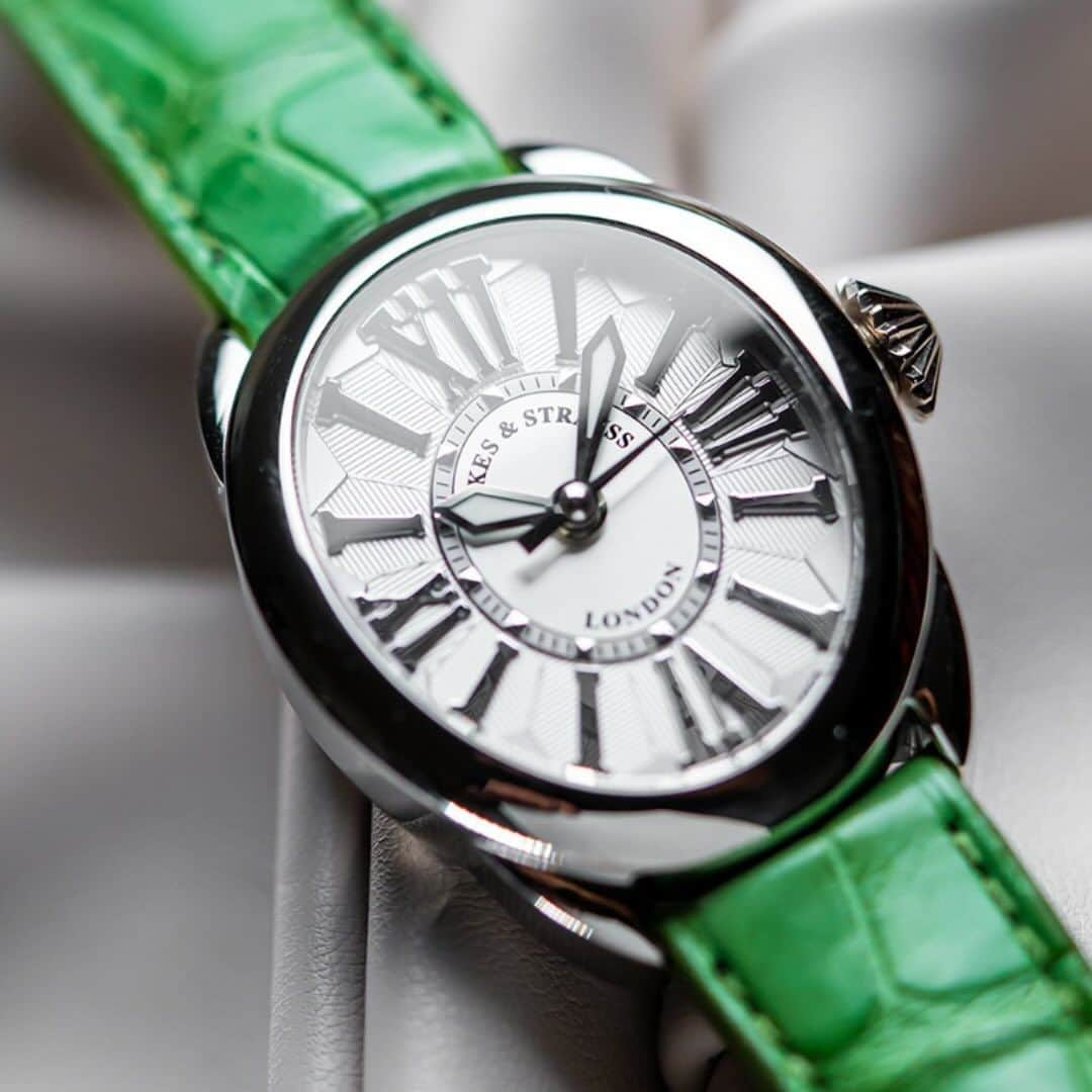 バックス＆ストラウスのインスタグラム：「The Regent Steel 3238 with its classic yet elegant white dial featuring Roman hand-polished numerals」