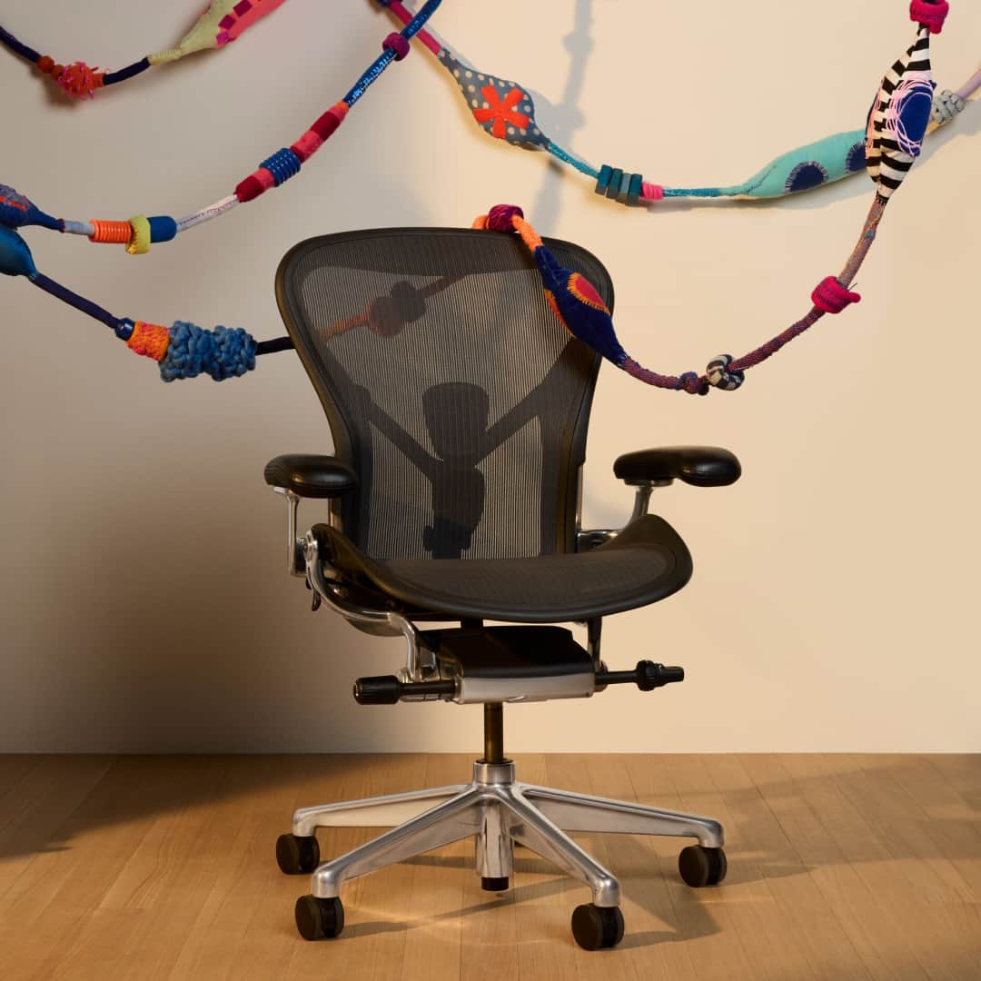 Herman Miller （ハーマンミラー）さんのインスタグラム写真 - (Herman Miller （ハーマンミラー）Instagram)「This season, there's a gift for everyone. Save on gestures big and small with 25% off in-store and sitewide, plus an extra 5% off with code CYBER5 and free shipping on all Herman Miller designs.  Free shipping and extra 5% offer are available in North America only.」11月28日 0時38分 - hermanmiller