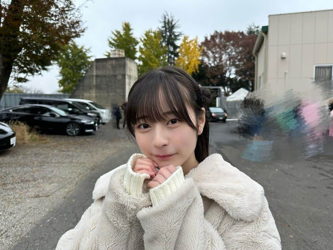 比嘉ゆめののインスタグラム：「これはマネージャーさんが撮ってくださった ゆめのちゃん📷 もこもこですね〜  今日もおつかれさま〜  ゆめのは明日からしばらくライブやイベントなどがないのです。なんてこと！ パレパレの活動がないと誰かと話す機会がないので、、 とくにライブや特典会での あったかすぎるみんなとみんなにたっくさん話したいわたしの関係が好きなので さびしい〜  とりあえず抜け殻にならないようになにかしようかな〜 さっきまではアイドルさんのライブ映像みてたよ〜  そう考えると、自分アイドルする前どうやって自分を持ってたんだろうって不思議になるよ〜 たぶんなにも持ってなかったのかな〜 今こうやってアイドルっていう場所ができて 自分が出来て生きてる！って感じがするよ〜  なんだかゆめのがやりたいことやってる！突き進んでる！ってだけで みんなに何か与えられているのかとか不安になるときもあるけど そういうこと考えちゃ良くないよねー！！  いつも愛をくれてありがとう！  今はアイドル以外やりたいことないから パレパレで歌い続けるぞ！  また自分語りしてしまった そしてまとまりなくてごめん こう言いつつ、最近よりポジティブな考えができるようになったゆめのでした  こんな推しメンだけどこれからもよろしくお願いします☺︎  （Xでは言ったけどまた作詞のアイデアをたくさん考えてるよ〜⚠️尚、まだ次回作の予定はなし）」