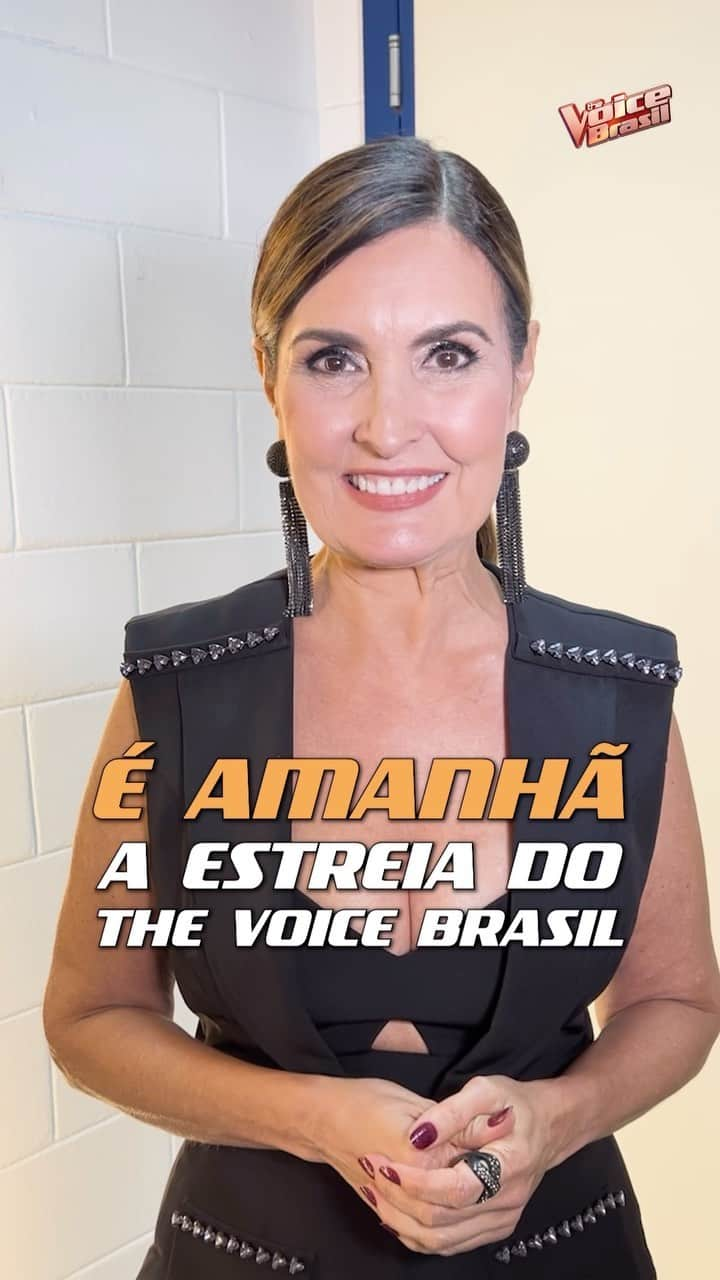 ファチマ・ベルナルデスのインスタグラム：「É amanhã! Nesta terça-feira (28) é a estreia da nova e última temporada do #TheVoiceBrasil! 🎤 Pelo brilho nos olhos de @fatimabernardes já da perceber que vem muita emoção por aí, né? 🤩 É logo depois de Terra e Paixão, na @tvglobo! ✨ Não perca! 🥰」