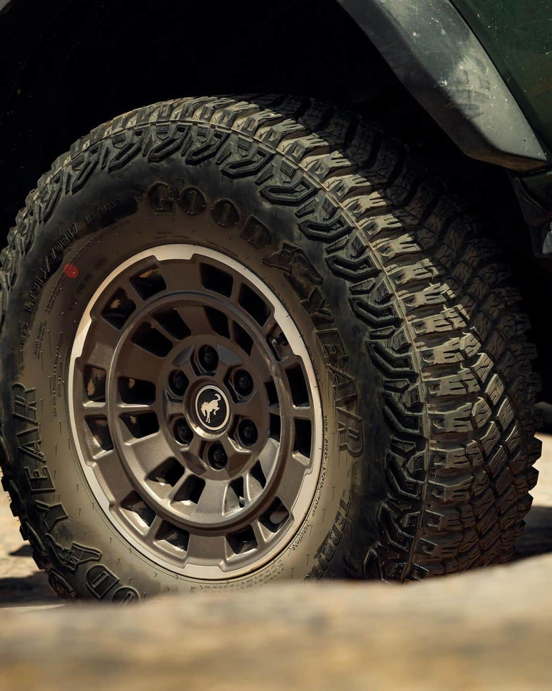 Fordさんのインスタグラム写真 - (FordInstagram)「Gear up for off-road greatness with the all-new Ford Performance Wheel Kit. Available in both Matte Black and Bronze at the link in our bio.」11月28日 0時44分 - ford