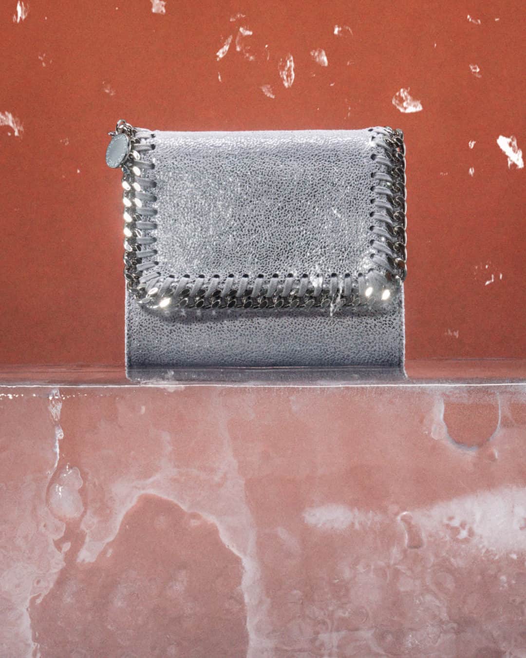 のインスタグラム：「STELLABRATION: Little luxuries.   The iconic #Falabella in a wallet silhouette, handcrafted from #vegan materials in Italy.  Shop #StellaHoliday at link in bio.  #StellaMcCartney #StellaSpring24 #crueltyfree」