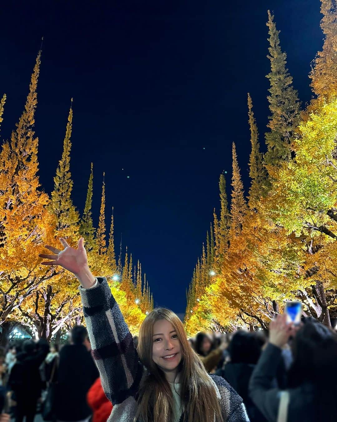 香里奈のインスタグラム：「Long time no see 📸  #illumination  #lightup #tokyo #japan #再生可能エネルギー #神宮外苑イチョウ並木 #SDGs #tokyochristmasmarket  #2023 #明治神宮外苑 #💡 #✨ #🌃 #🎪 #🍺 #🍬 #🍗 #🎄 #🦪 #🍲 #💛 #香里奈 #karina」