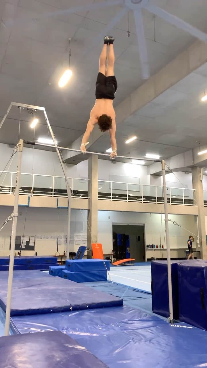 Inside Gymnasticsのインスタグラム：「Coming back from the holiday, we’re wishing everyone a successful start to the week! 😤💯  (Via @hardyhjames)」