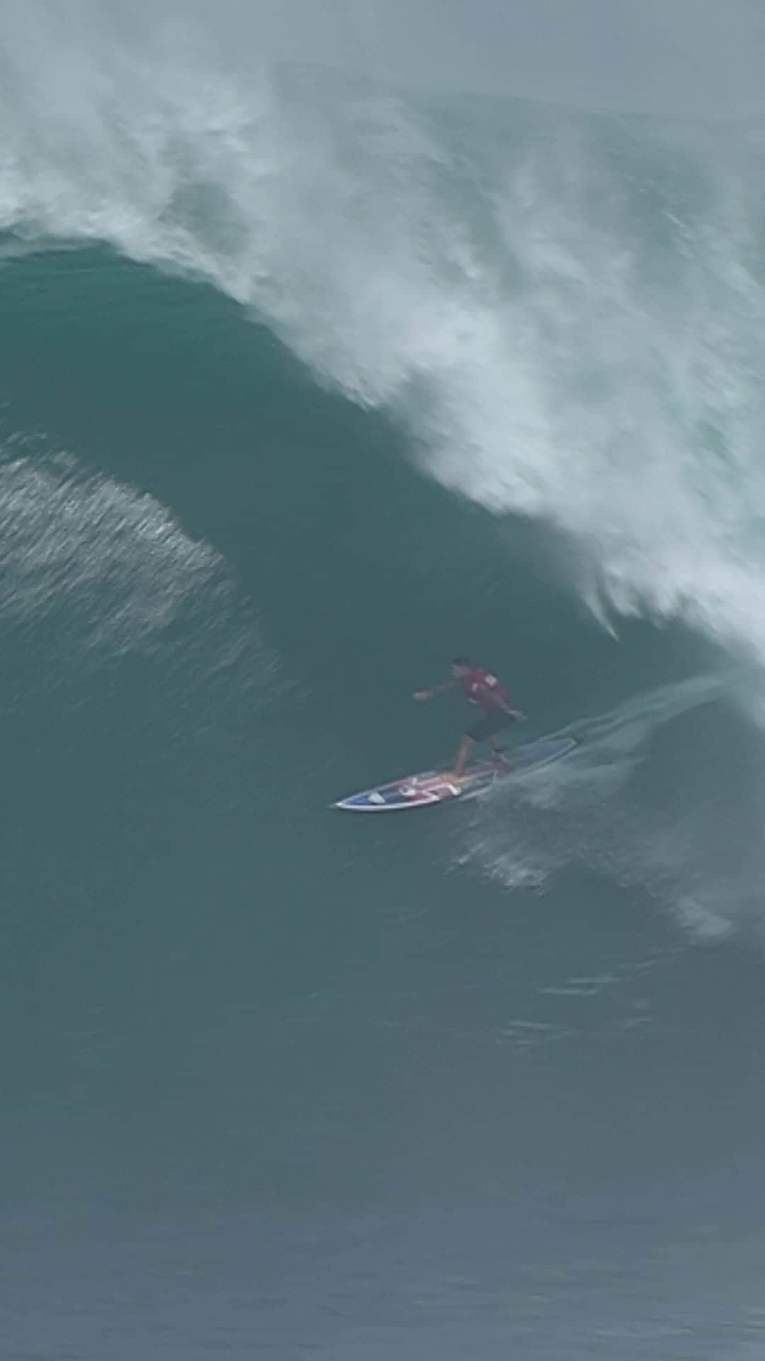 世界プロサーフィン連盟（WSL）のインスタグラム：「When Pe’ahi turns on, there’s no holding back for @billykemper. 😳⁣ ⁣ Stay ready. The 2023/24 WSL Big Wave Season is open!⁣⁣ @redbullsurfing @tudorwatch」
