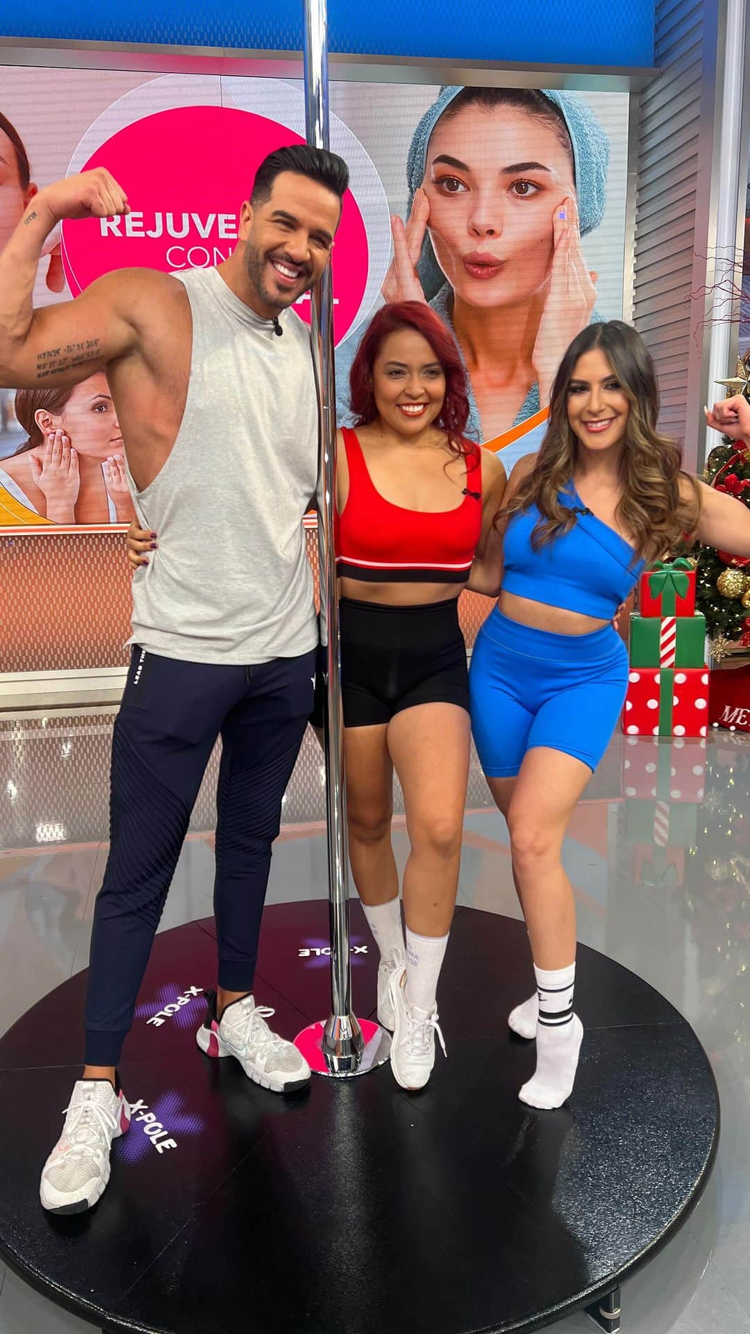 Despierta Americaのインスタグラム：「Tuvimos un 🌮 de 👁️ esta mañana. 🤪 @chefjesus y @jessivaleri aprendiendo a hacer #PoleFitness con la experta @sarystefanypole 📍#DespiertaAmérica #poledance」