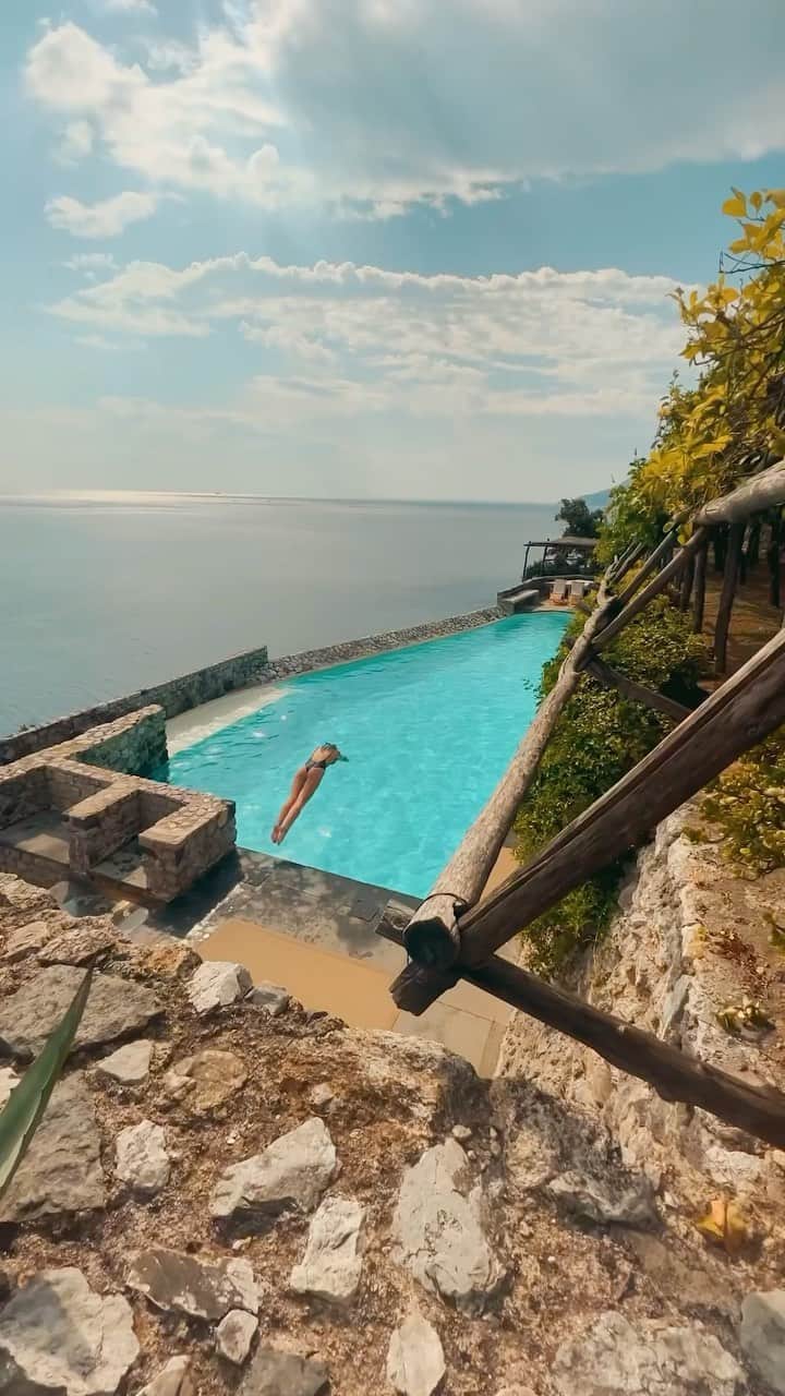BEAUTIFUL DESTINATIONSのインスタグラム：「Beautiful day from @latorredellalimonaia, one of the most extensive luxury estates of the Amalfi coast. 🇮🇹  We’re utterly mesmerized by its gorgeous villas nestled among the foliage of lemon trees, hidden away from the traffic and noise of the surrounding towns! 😌  Ready to breathe in the salty waves and dive into the sea? 🌊  📍 @latorredellalimonaia, Amalfi Coast, Italy 📽️ @lizzymcole & @loganstrongarms 🎶 Sacha Distel - La belle vie」