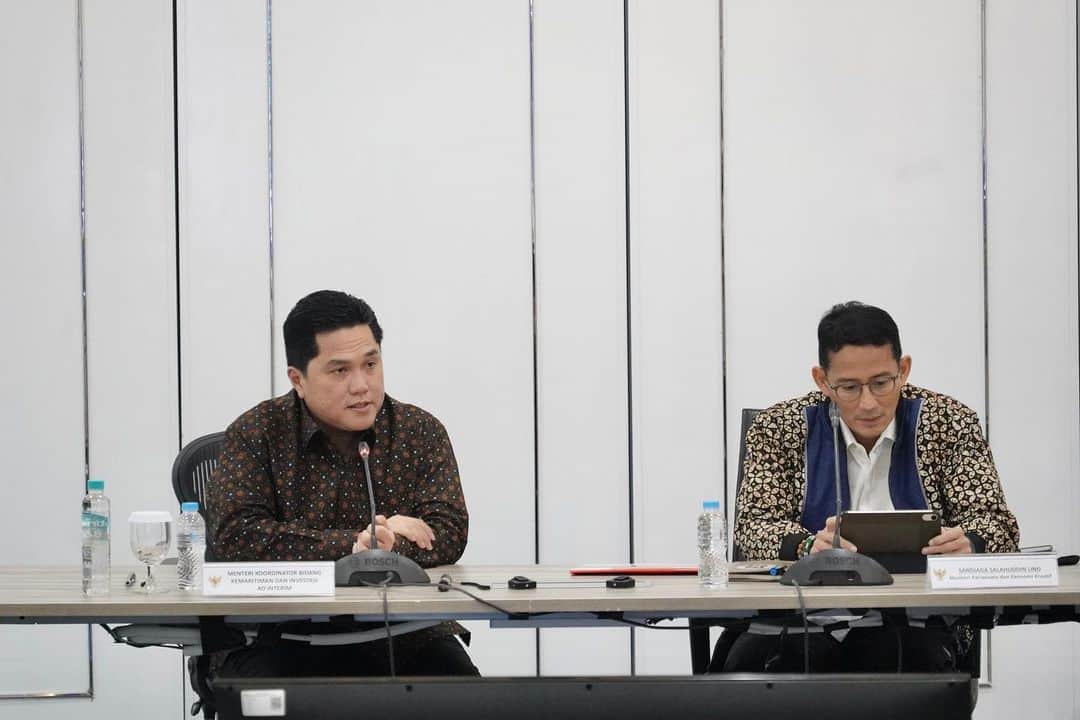 エリック・トヒルのインスタグラム：「Masih berdiskusi mengenai skema pembiayaan, dalam rapat selanjutnya bersama Pak @sandiuno dan jajaran @kemenparekraf.ri membahas perihal Indonesia Tourism Fund (ITF).  Sektor pariwisata di Indonesia berperan besar dalam penyumbang devisa negara. Untuk memaksimalkannya, dibutuhkan event berskala internasional dengan promosi yang masif guna meningkatkan jumlah wisatawan.  Hadirnya wisatawan juga akan memberikan multiplier effect bagi masyarakat dalam pembukaan lapangan pekerjaan.」