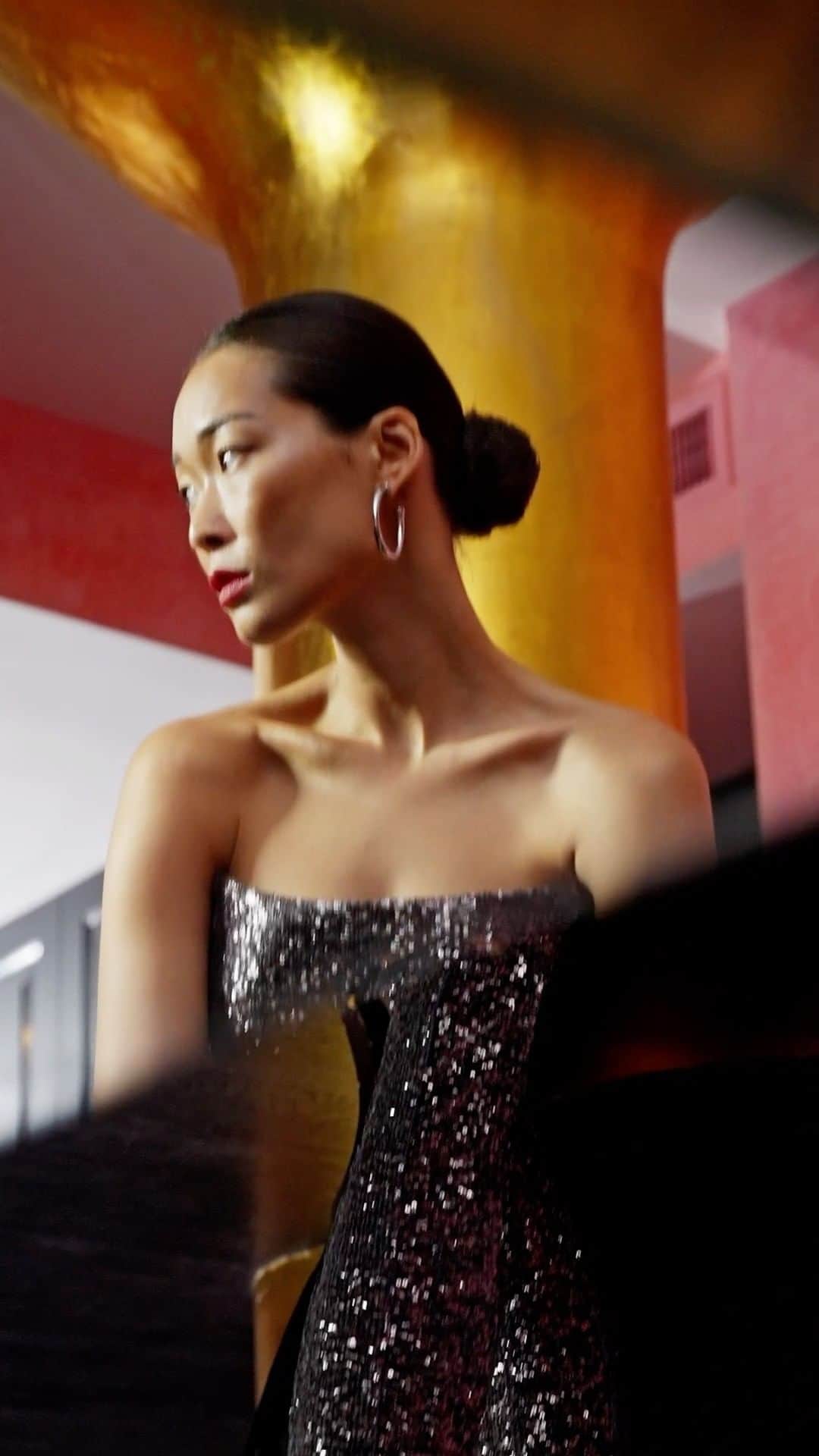 BCBGマックスアズリアのインスタグラム：「Sequins mood  Shop on bcbg.com #BCBGMAXAZRIA」