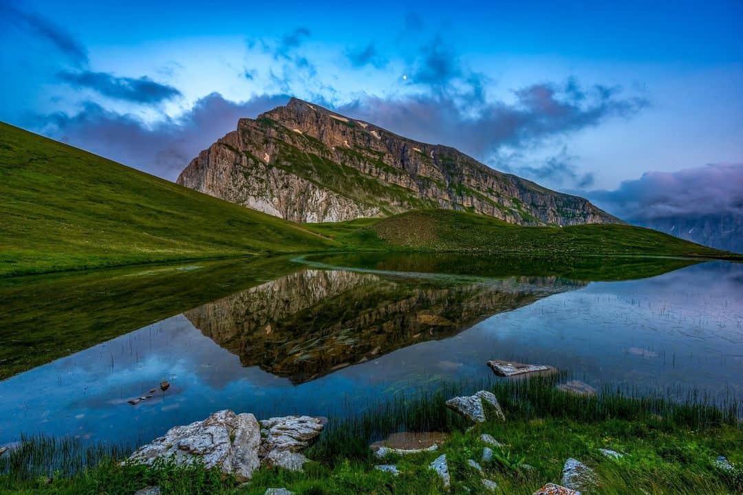 Canon UKのインスタグラム：「Something straight from a postcard - the incredible Tymfi Dragolake, Mount Tymfi Epirus Greece 📍 📬😍  📷 by @kafetsis.a.fotis   #myphotography #photogear #canonshooter #mycamerabag #canongear #cameraaddict #dailygear #canonuk #mycanon #canon_photography #canoncamera」