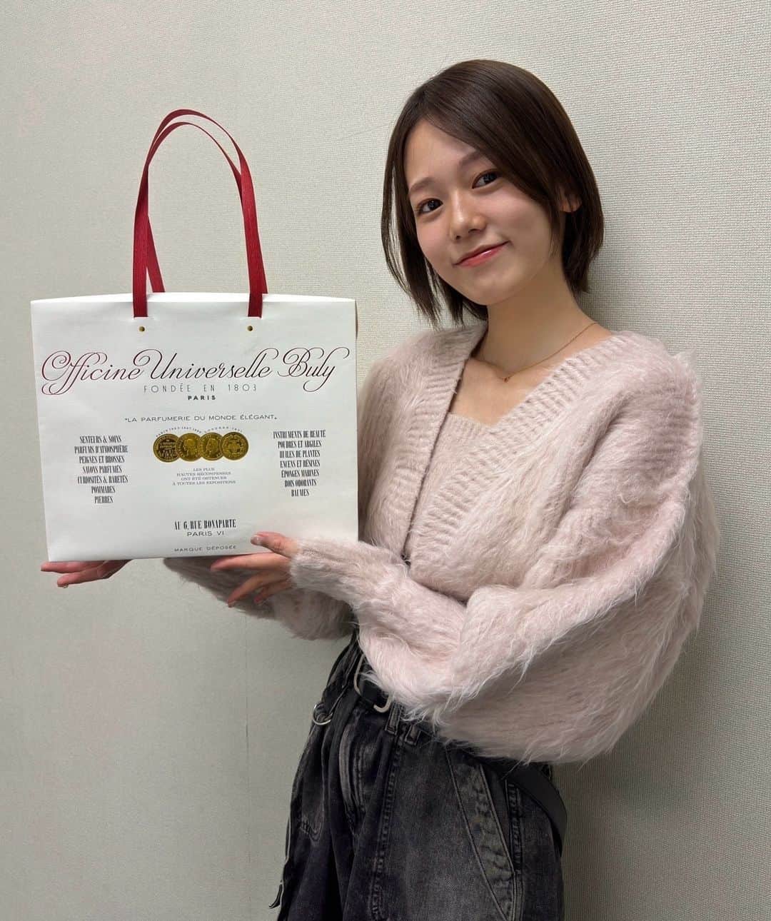のインスタグラム：「. FRIDAYのスタッフさんからお誕生日プレゼントいただいたの嬉しかったので投稿もしちゃいました🙏🏻💗（インスタライブで開封しました！）  写真集『あおいのすがお。』撮影前の打ち合わせから撮影ロケ、写真集作成の打ち合わせで毎回会えるのが楽しみなんです☺️  初めての写真集、分からないことも本当に優しく私のこだわりもわがままも全部包み込んでくださるスタッフさんです😭🫶  私のことを思い浮かべながら贈ってくださったプレゼント 大切に使わせていただきます😻✨ 本当にありがとうございます🥹  チームみんなで作り上げた『あおいのすがお。』沢山の方々に見ていただきたいです！☺️」