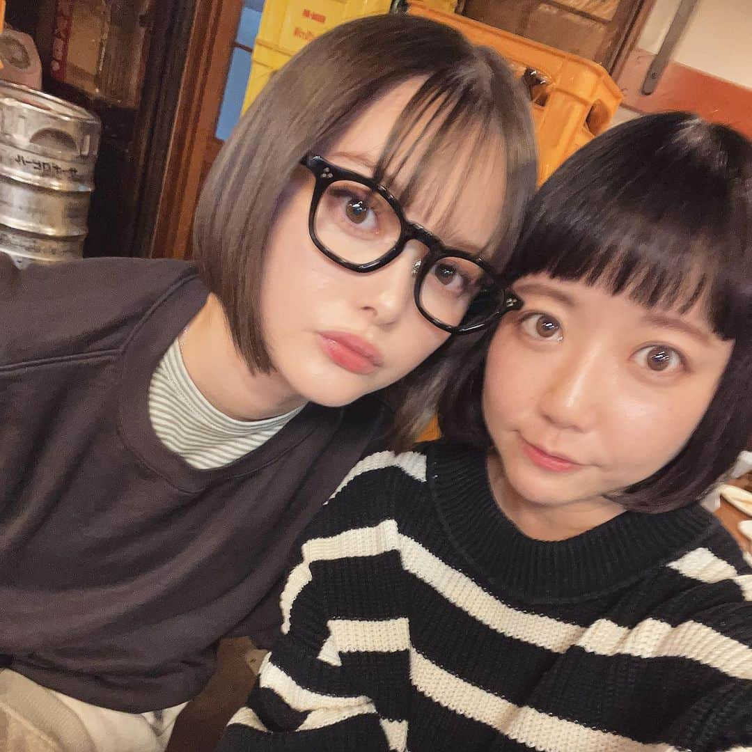 小鳥遊しほさんのインスタグラム写真 - (小鳥遊しほInstagram)「先日の眼福会。かれこれ12年の付き合いになる玉城ティナと昼から渋居酒屋で過ごした日🏮 よく笑いよく喋るいい女。  9個も違うけど精神年齢同じっすね。 たまちゃん、これからも甘え合おう。  最後、私の愛する2人を同時に見れて眼福、の眼福会。 1人でも破壊力ある人間が2人同時はバグる🫠 玉城ティナ×まりちゅうは贅沢。 今度またゆっくりぃ！  #玉城ティナ #まりちゅう」11月27日 16時13分 - shihotakanashi