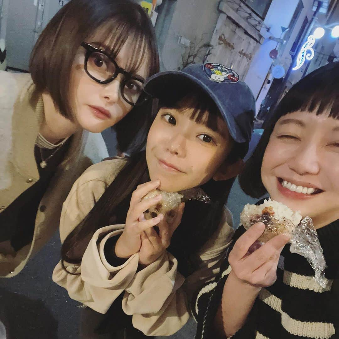 小鳥遊しほさんのインスタグラム写真 - (小鳥遊しほInstagram)「先日の眼福会。かれこれ12年の付き合いになる玉城ティナと昼から渋居酒屋で過ごした日🏮 よく笑いよく喋るいい女。  9個も違うけど精神年齢同じっすね。 たまちゃん、これからも甘え合おう。  最後、私の愛する2人を同時に見れて眼福、の眼福会。 1人でも破壊力ある人間が2人同時はバグる🫠 玉城ティナ×まりちゅうは贅沢。 今度またゆっくりぃ！  #玉城ティナ #まりちゅう」11月27日 16時13分 - shihotakanashi