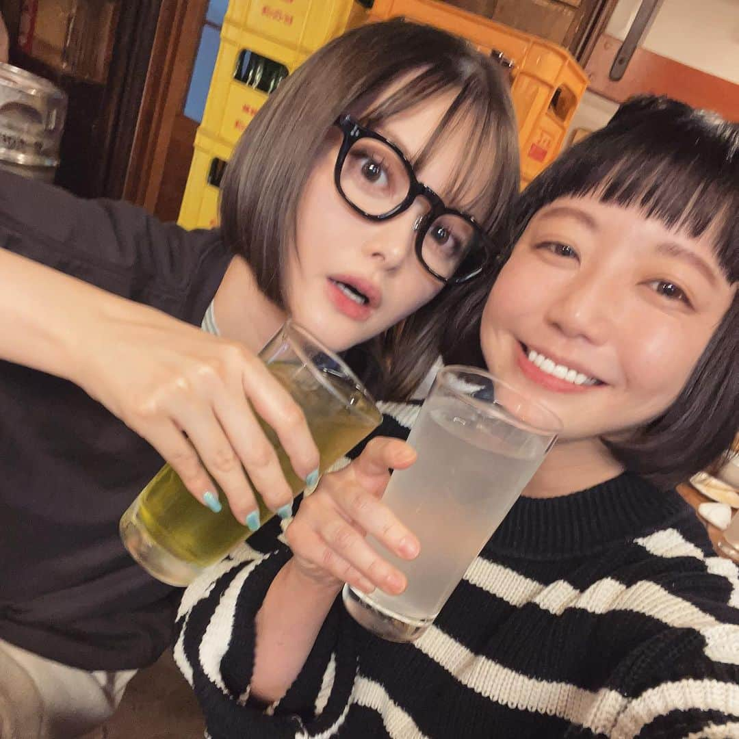 小鳥遊しほさんのインスタグラム写真 - (小鳥遊しほInstagram)「先日の眼福会。かれこれ12年の付き合いになる玉城ティナと昼から渋居酒屋で過ごした日🏮 よく笑いよく喋るいい女。  9個も違うけど精神年齢同じっすね。 たまちゃん、これからも甘え合おう。  最後、私の愛する2人を同時に見れて眼福、の眼福会。 1人でも破壊力ある人間が2人同時はバグる🫠 玉城ティナ×まりちゅうは贅沢。 今度またゆっくりぃ！  #玉城ティナ #まりちゅう」11月27日 16時13分 - shihotakanashi