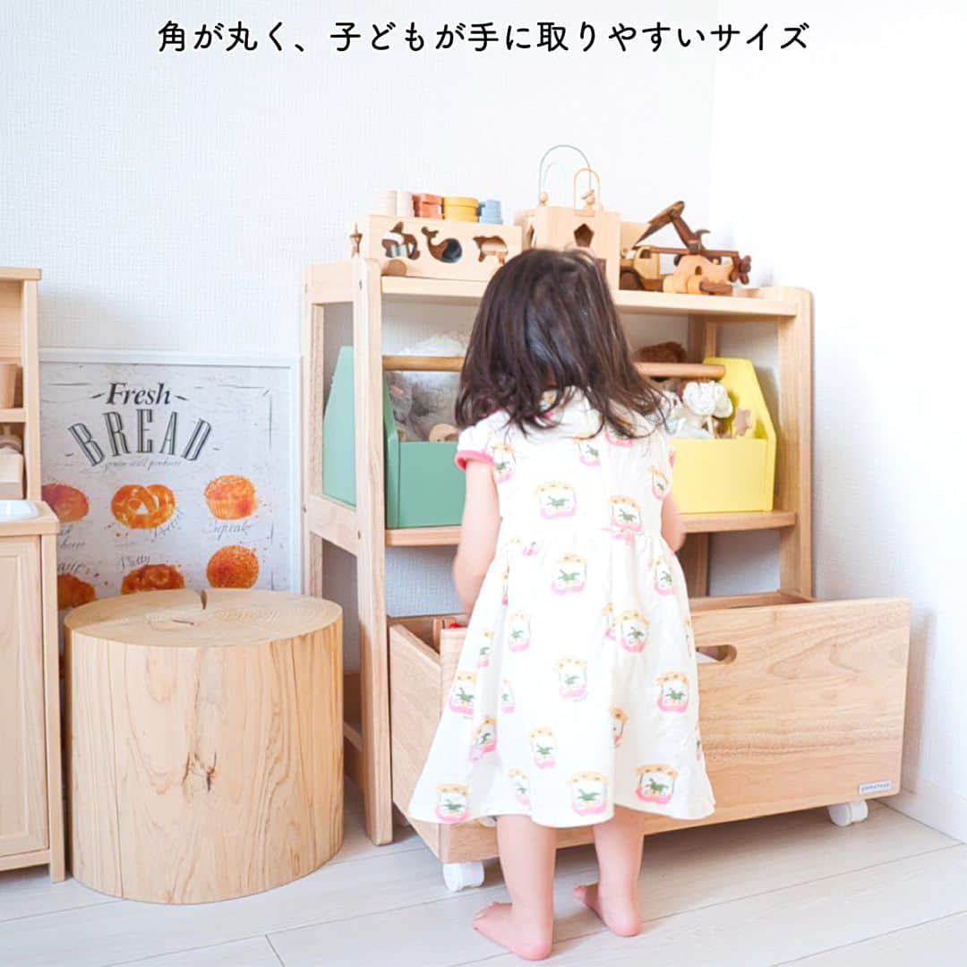 yamatoya(ベビー・キッズ家具の大和屋) さんのインスタグラム写真 - (yamatoya(ベビー・キッズ家具の大和屋) Instagram)「【おもちゃの整理に最適♪】ノスタ3 キッズトイラック  気に入ってて毎日遊ぶ“おもちゃ”や、普段遊ばないけど無くなっていると困る“おもちゃ”。  “おもちゃ”によっても種類や遊び方、大きさもいろいろあると思いますが、子どもが大切にしているおもちゃが見つけやすいように整理ができるといいと思います。  かわいい2つのカラーボックスと、大容量のキャスター付きトイワゴンがついた「ノスタ3 キッズトイラック」！  ボックスタイプの収納だから“おもちゃ”も何がどこにあるのか見つけやすい！  1軍とそうじゃない“おもちゃ”の仕分けも、カラーや収納先で分けられるからとっても便利♪ 子ども部屋もスッキリ片づいて気持ちがいいです♪  木製品の木の温もりと、角が丸いかわいいデザインだから、子供部屋にも最適です！  お子さまも手に取りやすいサイズだから、おもちゃを出したり、しまったりする楽しみもありそうです♪  #ノスタ #ノスタ3 #キッズ家具 #トイラック #おもちゃ収納 #キッズインテリア #キッズ家具 #キッズスペース #子供部屋 #収納 #お片付け #子育て #育児 #子ども #子ども家具 #yamatoya #大和屋」11月27日 16時19分 - yamatoya_official