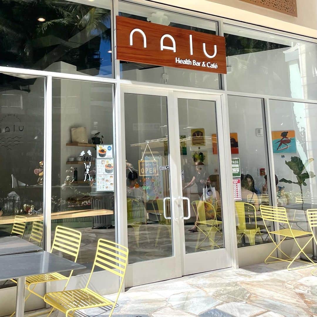miriishiiさんのインスタグラム写真 - (miriishiiInstagram)「️ ⁡ 今回のハワイ滞在中3回食べに行った @naluhealthbar は何頼んでも大満足の美味しさで 全力でオススメしたい！ ⁡ ◻︎NALU BOWL(オーガニックのアサイーや蜂蜜を使用) ◻︎GREENERGY(セロリやケールやりんごなどのジュース) ◻︎PB TOAST(バナナやカカオニブ、ピーナッツバター🥜) ◻︎SANDWICHES⇨AHI TUNA, PORTOBELLO  MUSHROOM & CAPRESE PANINI ⁡I recommend all of them!  備忘録がてら頼んだものをまとめておきます📝 アサイーボウルってキンキンに冷えたものが多いんだけど、 ここのは冷えすぎてなくて身体に負担が 少なかったのも良かった◎  小さめサイズもあったよ！ （１枚目の写真が大きい方で、 シェアして食べる人にはこちらがオススメ🥣） ⁡ 店舗はWaikiki, Kailua, Haleiwa, South Shore Marketの4箇所にあります📍 ハワイに今後行く予定は是非！　 ⁡ ⁡ ⁡ #ミリ旅 #HAWAII」11月27日 16時14分 - miriishii