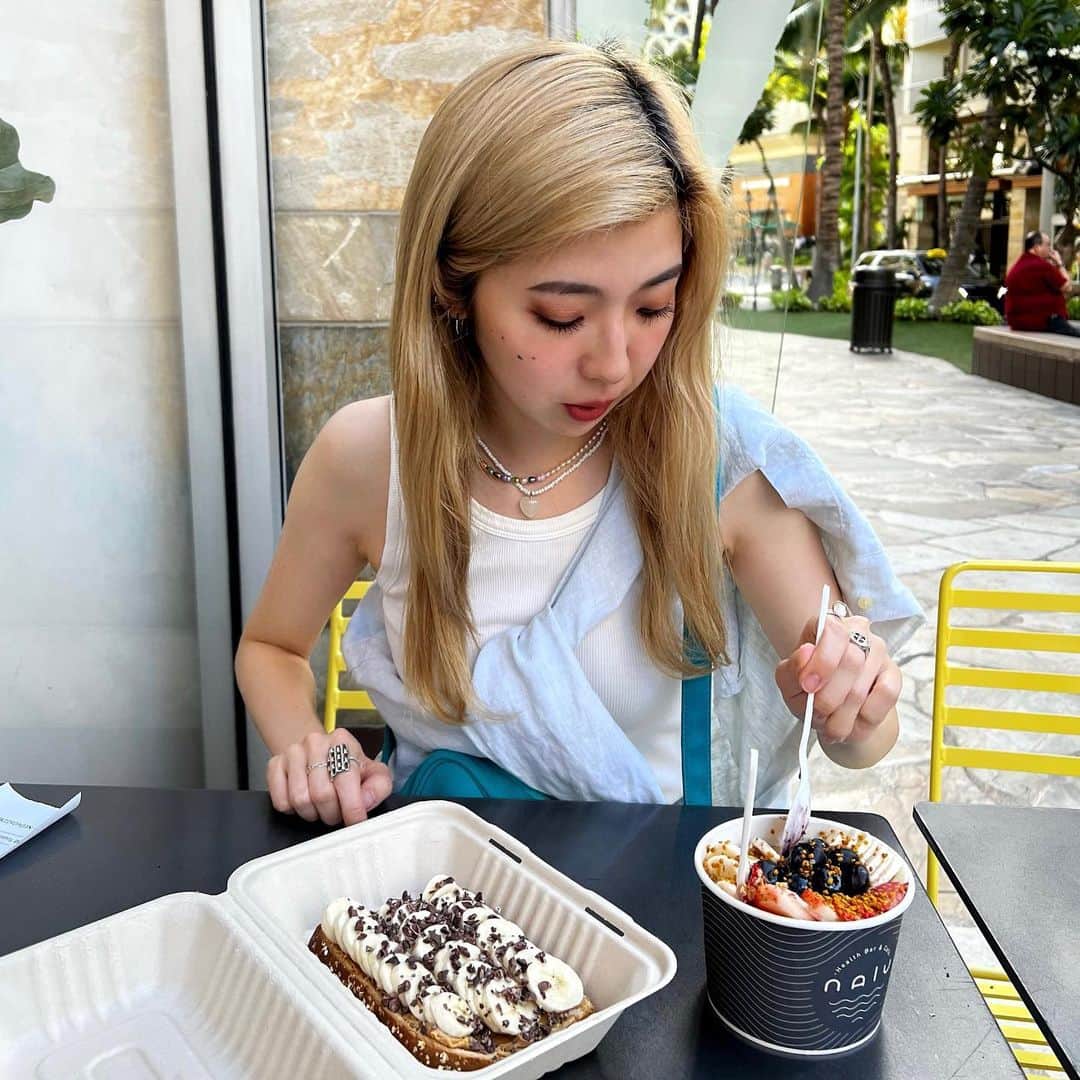 miriishiiさんのインスタグラム写真 - (miriishiiInstagram)「️ ⁡ 今回のハワイ滞在中3回食べに行った @naluhealthbar は何頼んでも大満足の美味しさで 全力でオススメしたい！ ⁡ ◻︎NALU BOWL(オーガニックのアサイーや蜂蜜を使用) ◻︎GREENERGY(セロリやケールやりんごなどのジュース) ◻︎PB TOAST(バナナやカカオニブ、ピーナッツバター🥜) ◻︎SANDWICHES⇨AHI TUNA, PORTOBELLO  MUSHROOM & CAPRESE PANINI ⁡I recommend all of them!  備忘録がてら頼んだものをまとめておきます📝 アサイーボウルってキンキンに冷えたものが多いんだけど、 ここのは冷えすぎてなくて身体に負担が 少なかったのも良かった◎  小さめサイズもあったよ！ （１枚目の写真が大きい方で、 シェアして食べる人にはこちらがオススメ🥣） ⁡ 店舗はWaikiki, Kailua, Haleiwa, South Shore Marketの4箇所にあります📍 ハワイに今後行く予定は是非！　 ⁡ ⁡ ⁡ #ミリ旅 #HAWAII」11月27日 16時14分 - miriishii