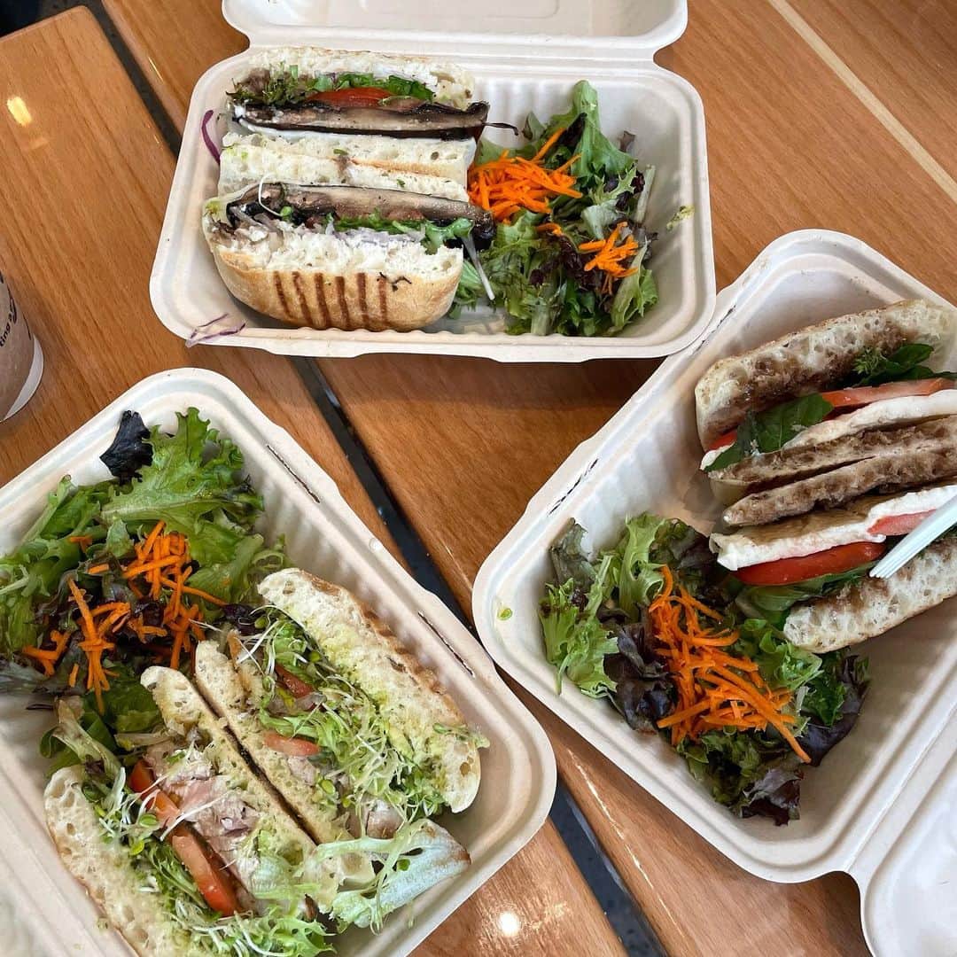 miriishiiさんのインスタグラム写真 - (miriishiiInstagram)「️ ⁡ 今回のハワイ滞在中3回食べに行った @naluhealthbar は何頼んでも大満足の美味しさで 全力でオススメしたい！ ⁡ ◻︎NALU BOWL(オーガニックのアサイーや蜂蜜を使用) ◻︎GREENERGY(セロリやケールやりんごなどのジュース) ◻︎PB TOAST(バナナやカカオニブ、ピーナッツバター🥜) ◻︎SANDWICHES⇨AHI TUNA, PORTOBELLO  MUSHROOM & CAPRESE PANINI ⁡I recommend all of them!  備忘録がてら頼んだものをまとめておきます📝 アサイーボウルってキンキンに冷えたものが多いんだけど、 ここのは冷えすぎてなくて身体に負担が 少なかったのも良かった◎  小さめサイズもあったよ！ （１枚目の写真が大きい方で、 シェアして食べる人にはこちらがオススメ🥣） ⁡ 店舗はWaikiki, Kailua, Haleiwa, South Shore Marketの4箇所にあります📍 ハワイに今後行く予定は是非！　 ⁡ ⁡ ⁡ #ミリ旅 #HAWAII」11月27日 16時14分 - miriishii