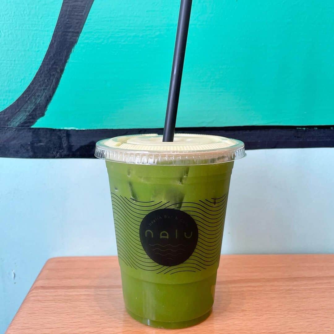 miriishiiさんのインスタグラム写真 - (miriishiiInstagram)「️ ⁡ 今回のハワイ滞在中3回食べに行った @naluhealthbar は何頼んでも大満足の美味しさで 全力でオススメしたい！ ⁡ ◻︎NALU BOWL(オーガニックのアサイーや蜂蜜を使用) ◻︎GREENERGY(セロリやケールやりんごなどのジュース) ◻︎PB TOAST(バナナやカカオニブ、ピーナッツバター🥜) ◻︎SANDWICHES⇨AHI TUNA, PORTOBELLO  MUSHROOM & CAPRESE PANINI ⁡I recommend all of them!  備忘録がてら頼んだものをまとめておきます📝 アサイーボウルってキンキンに冷えたものが多いんだけど、 ここのは冷えすぎてなくて身体に負担が 少なかったのも良かった◎  小さめサイズもあったよ！ （１枚目の写真が大きい方で、 シェアして食べる人にはこちらがオススメ🥣） ⁡ 店舗はWaikiki, Kailua, Haleiwa, South Shore Marketの4箇所にあります📍 ハワイに今後行く予定は是非！　 ⁡ ⁡ ⁡ #ミリ旅 #HAWAII」11月27日 16時14分 - miriishii
