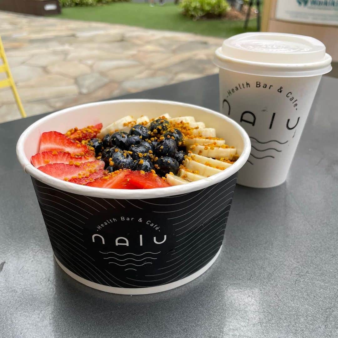 miriishiiのインスタグラム：「️ ⁡ 今回のハワイ滞在中3回食べに行った @naluhealthbar は何頼んでも大満足の美味しさで 全力でオススメしたい！ ⁡ ◻︎NALU BOWL(オーガニックのアサイーや蜂蜜を使用) ◻︎GREENERGY(セロリやケールやりんごなどのジュース) ◻︎PB TOAST(バナナやカカオニブ、ピーナッツバター🥜) ◻︎SANDWICHES⇨AHI TUNA, PORTOBELLO  MUSHROOM & CAPRESE PANINI ⁡I recommend all of them!  備忘録がてら頼んだものをまとめておきます📝 アサイーボウルってキンキンに冷えたものが多いんだけど、 ここのは冷えすぎてなくて身体に負担が 少なかったのも良かった◎  小さめサイズもあったよ！ （１枚目の写真が大きい方で、 シェアして食べる人にはこちらがオススメ🥣） ⁡ 店舗はWaikiki, Kailua, Haleiwa, South Shore Marketの4箇所にあります📍 ハワイに今後行く予定は是非！　 ⁡ ⁡ ⁡ #ミリ旅 #HAWAII」