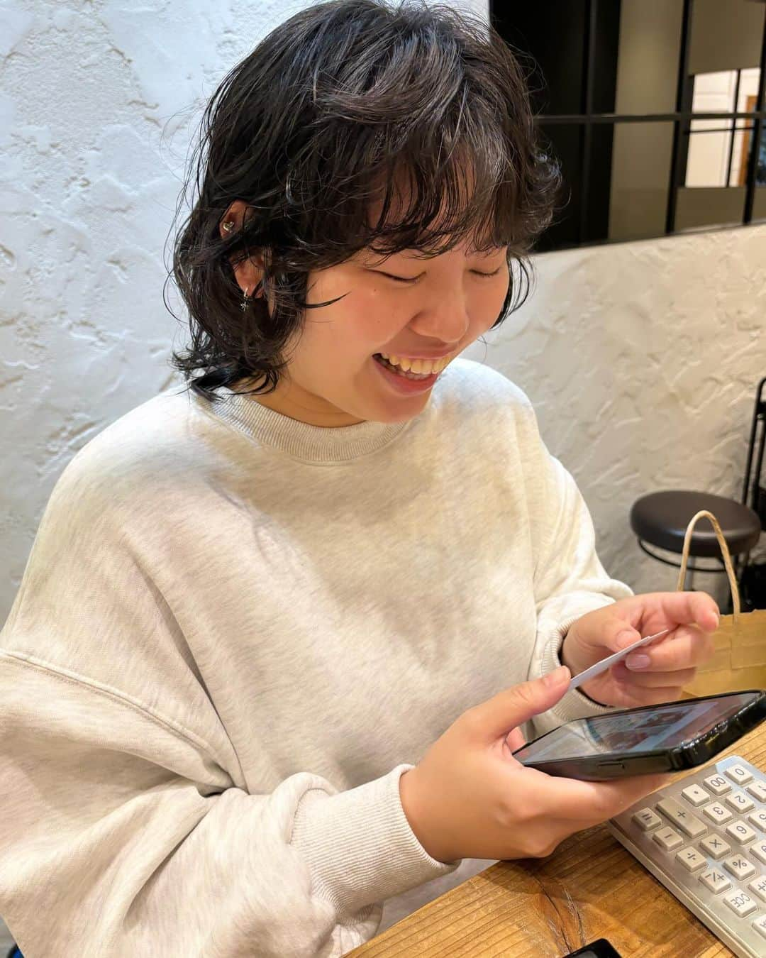 金子真由美のインスタグラム：「* 人生初パーマをお任せしていただき、気に入っていただけて嬉しい💙💙 パーマ楽しんでください🙌 * #パーマ #マッシュウルフパーマ」