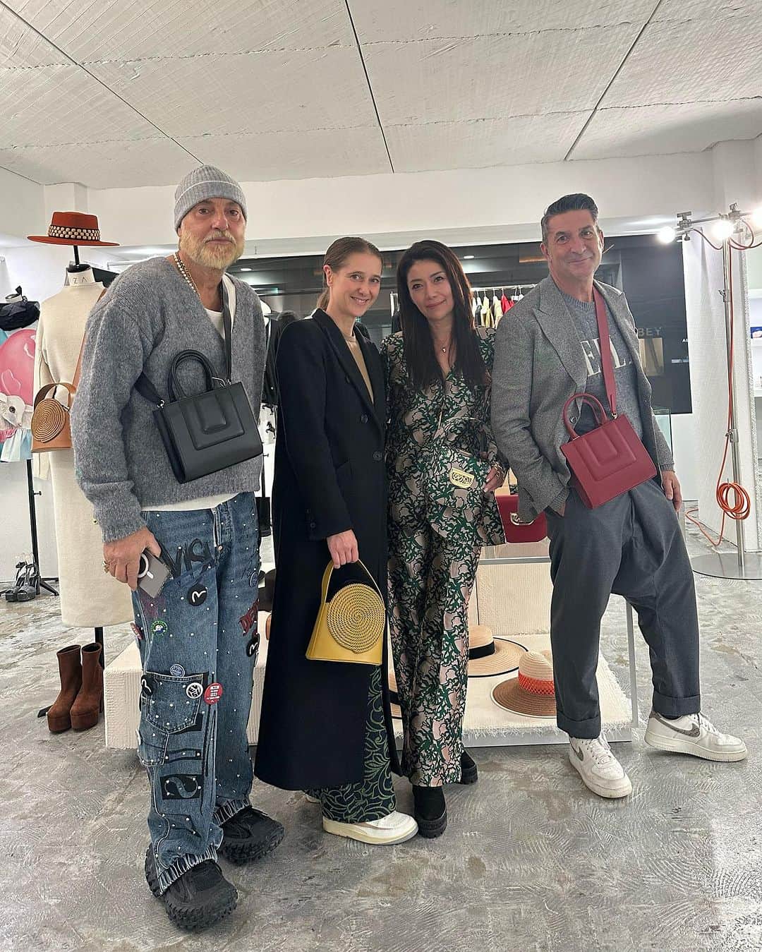 Taki Tanakaさんのインスタグラム写真 - (Taki TanakaInstagram)「DESTREE day🤍 jacket,pants,bag,rings #destree   来日中の #デストレー CEOの @laetilbs と 久しぶりにお会いした @girolamo.me そして同じく来日中のデザイナー @gabrielepasini と楽しくファッションについておしゃべり。  南青山 I Z A Tokyo にて。  @iza_official  #izastagram」11月27日 16時17分 - tanakataki