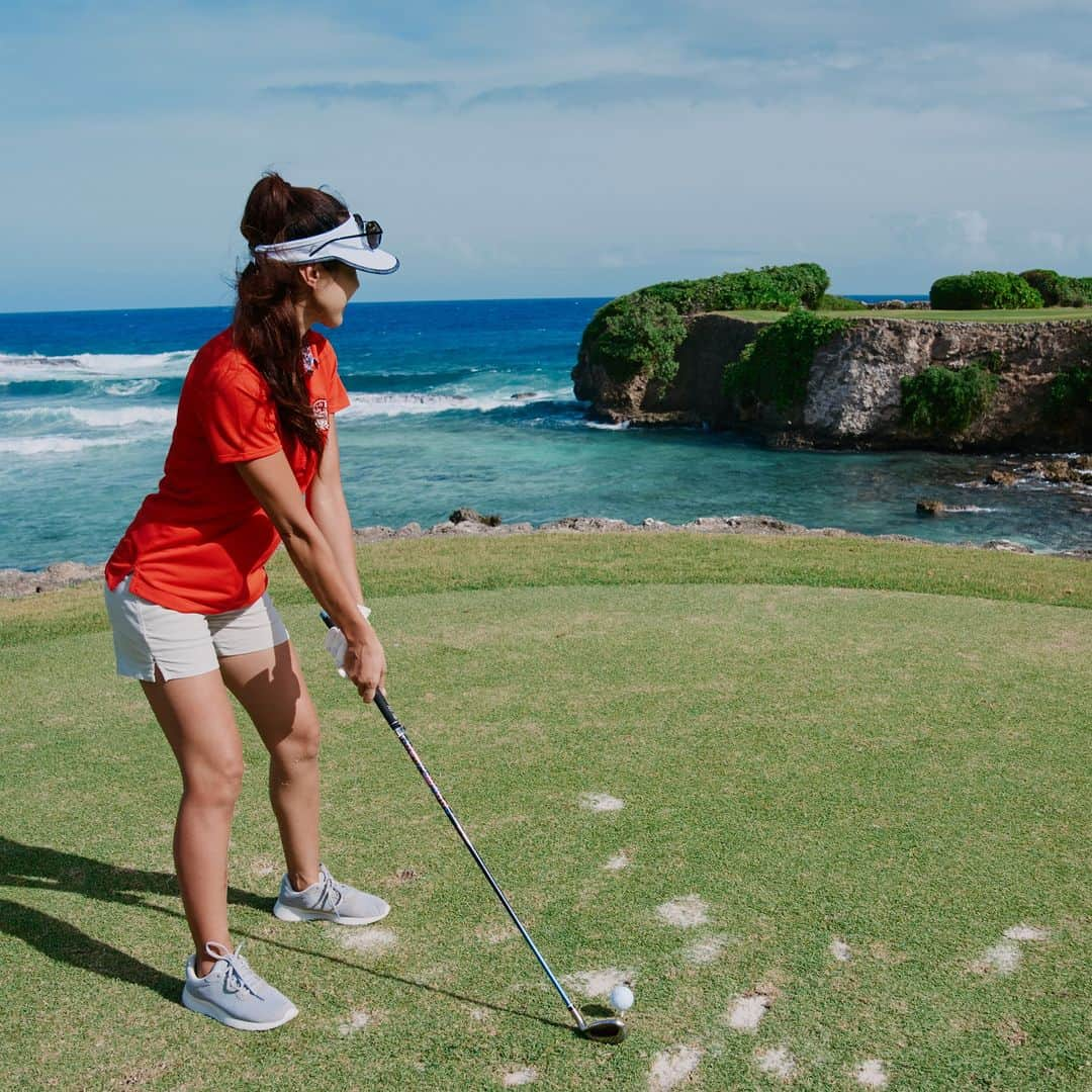 グアム政府観光局のインスタグラム：「グアムで海越えショットが体験できるのは、ここ " Mangilao Golf Club (マンギラオゴルフクラブ)！  名物ホールは、海越えの12番。 一度はチャレンジしたくなる、ゴルファーの憧れのコースです♪  日本では体感できないスケールを感じながら、ダイナミックなゴルフを楽しんでみてはいかがでしょうか。  #hereweguam #Guam #グアム #insta #weekend #instagood #instaphoto #旅行 #海外旅行 #instagram #ゴルフ #golf #ゴルファー #ゴルフ初心者 #ゴルフ場 #ゴルフ女子 #リゾートゴルフ #マンギラオゴルフクラブ #mangilaogolfclub #海越え #海外ゴルフ」