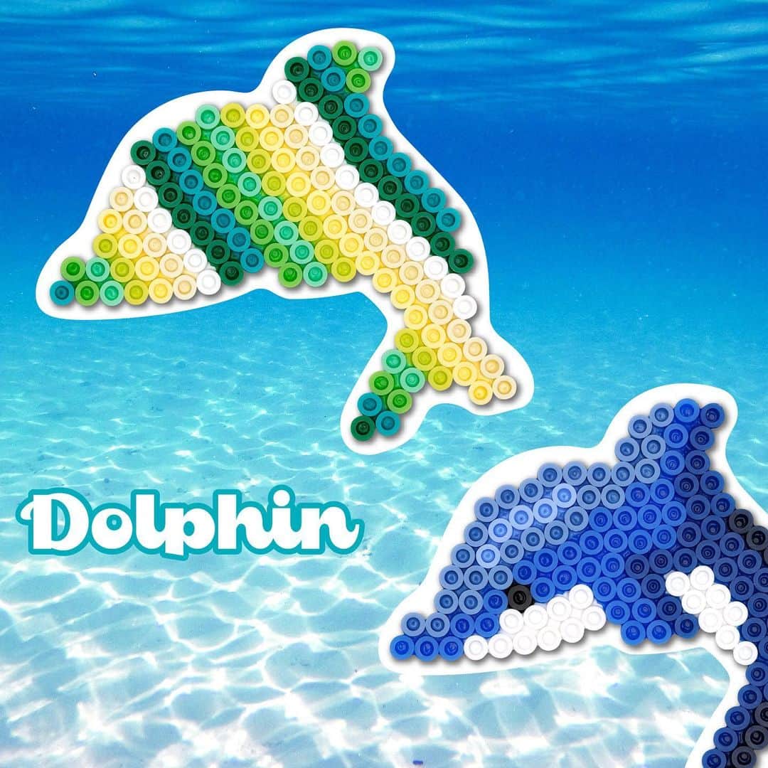 PerlerbeadsJP（パーラービーズ）さんのインスタグラム写真 - (PerlerbeadsJP（パーラービーズ）Instagram)「🐠好評発売中🐬 「かたちプレートセット イルカと熱帯魚（透明）」✨  それはまるで絵や柄を描くよう🩵 プレート全体にビーズを敷き詰めるだけで、なめらかな曲線を描くイルカや熱帯魚をモチーフにした作品作りが楽しめます☺️  「かたちプレートセット 飛行機と車（透明）」 「かたちプレートセット くまとスター（透明）」 こちらも好評発売中です😆✈️🚙🧸⭐️ よかったらぜひチェックしてくださいね❣️  「かたちプレートセット イルカと熱帯魚（透明）」 対象年齢5才以上 価格594円（税抜540円） 【セット内容】かたちプレート イルカ（透明）×1、かたちプレート 熱帯魚（透明）×1、アイロンペーパー×1 ……………………………………………………………… #おうち遊び #室内遊び #指先遊び #色遊び #季節の製作 #冬の製作 #製作遊び #イルカモチーフ #熱帯魚モチーフ #水族館好き #おうち水族館 #雨の日の過ごし方 #雨の日の遊び #子どもとの暮らし #ハンドメイド初心者 #子どものいる暮らし #おうち時間 #アイロンビーズ #ironbeads #perlerbeads #パーラービーズ #beadsart  @kawadatoys_official」11月27日 16時25分 - perlerbeads_jp