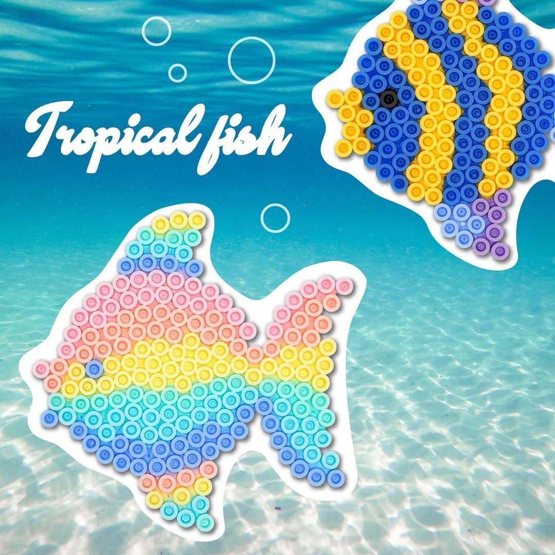 PerlerbeadsJP（パーラービーズ）のインスタグラム：「🐠好評発売中🐬 「かたちプレートセット イルカと熱帯魚（透明）」✨  それはまるで絵や柄を描くよう🩵 プレート全体にビーズを敷き詰めるだけで、なめらかな曲線を描くイルカや熱帯魚をモチーフにした作品作りが楽しめます☺️  「かたちプレートセット 飛行機と車（透明）」 「かたちプレートセット くまとスター（透明）」 こちらも好評発売中です😆✈️🚙🧸⭐️ よかったらぜひチェックしてくださいね❣️  「かたちプレートセット イルカと熱帯魚（透明）」 対象年齢5才以上 価格594円（税抜540円） 【セット内容】かたちプレート イルカ（透明）×1、かたちプレート 熱帯魚（透明）×1、アイロンペーパー×1 ……………………………………………………………… #おうち遊び #室内遊び #指先遊び #色遊び #季節の製作 #冬の製作 #製作遊び #イルカモチーフ #熱帯魚モチーフ #水族館好き #おうち水族館 #雨の日の過ごし方 #雨の日の遊び #子どもとの暮らし #ハンドメイド初心者 #子どものいる暮らし #おうち時間 #アイロンビーズ #ironbeads #perlerbeads #パーラービーズ #beadsart  @kawadatoys_official」