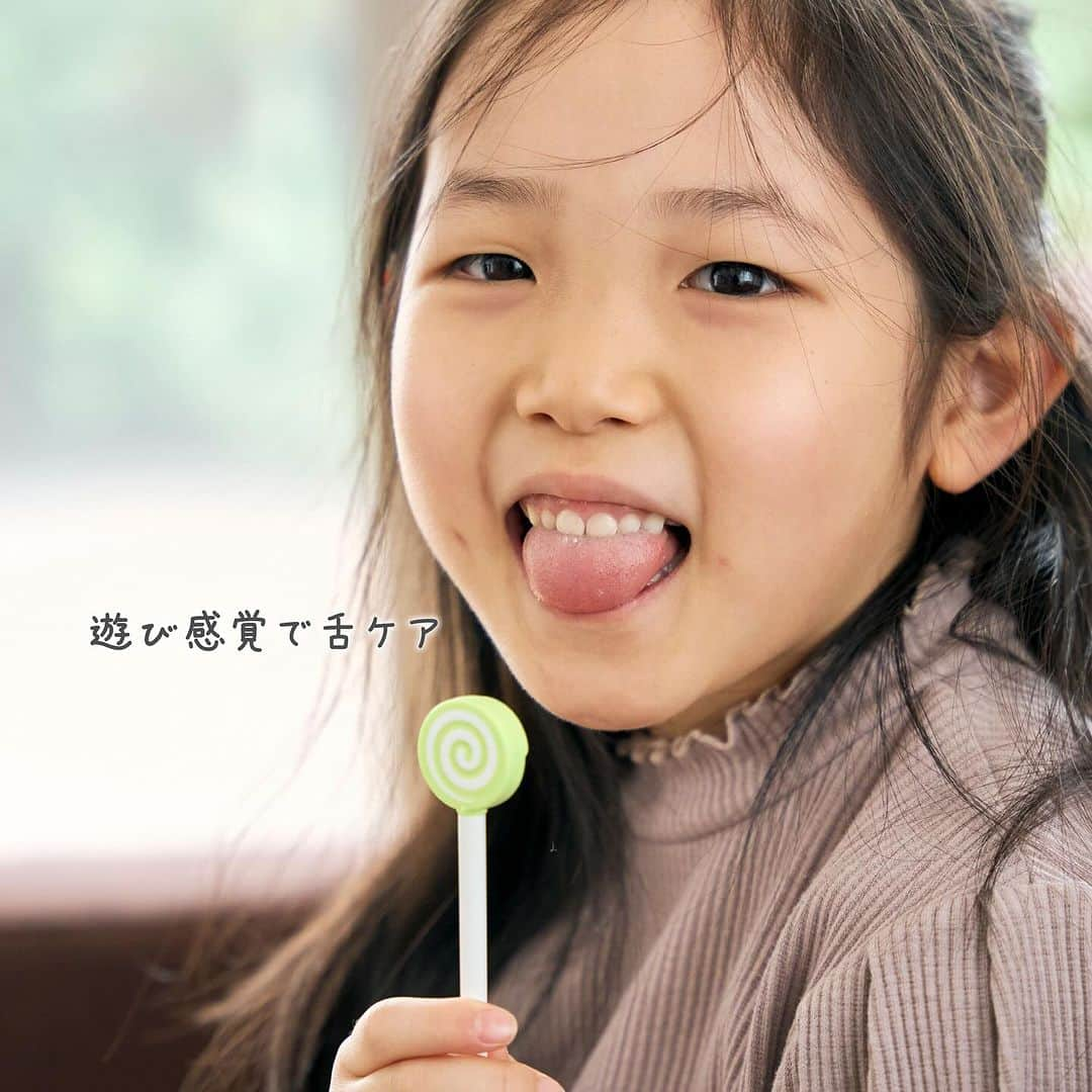 エジソンママ - EDISONmamaさんのインスタグラム写真 - (エジソンママ - EDISONmamaInstagram)「. 商品はどれ！？ 「舌クリーナー🍭」   6個のキャンディーのうち、商品が1個紛れています🍭 どのキャンディーが舌クリーナーかな？ぜひ探してみてください～♪   舌クリーナーは遊び感覚で使えます♪ 抗菌素材のラバーで舌の汚れをしっかり除去！   そしてケース付き！ 持ち運びにも便利なので、どこでも使えます😊   #エジソンママ #edisonmama #舌クリーナー #舌ケア #舌の汚れ #舌が綺麗になった #キャンディー型 #マスカット」11月27日 20時00分 - official_edisonmama