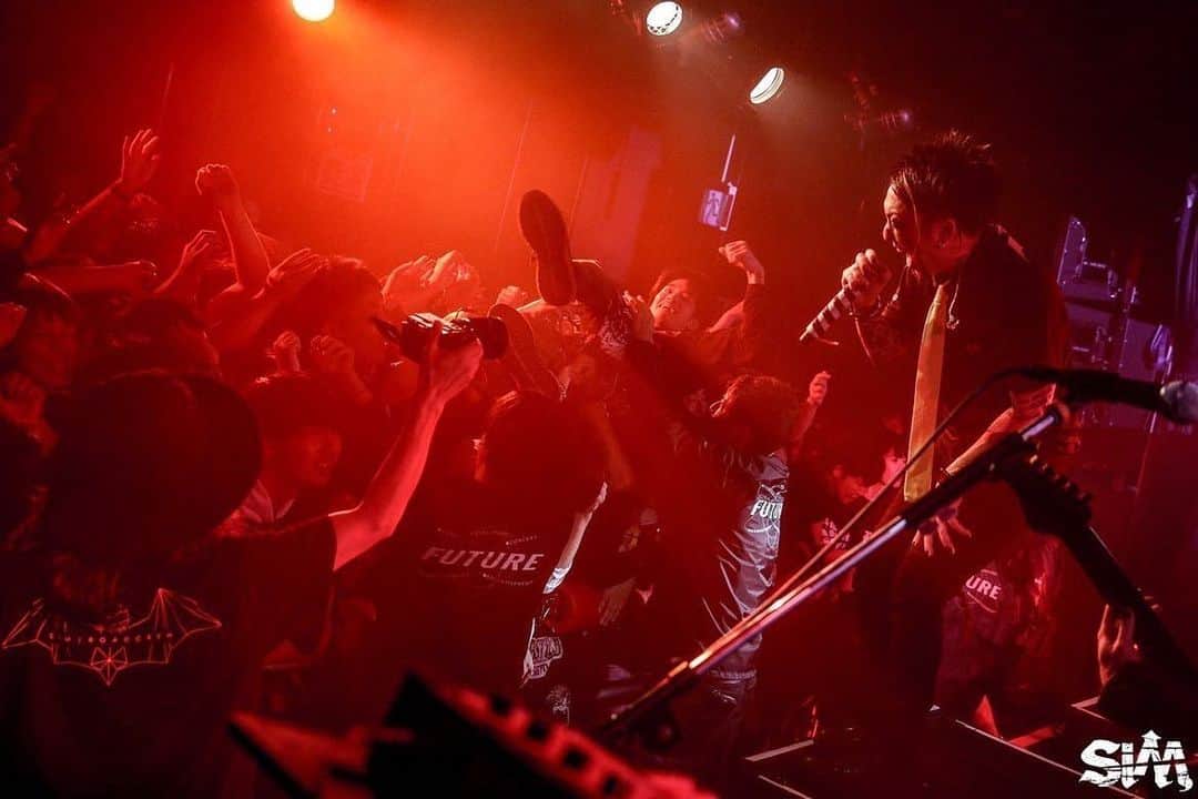 SiMのインスタグラム：「“PLAYDEAD” WORLD TOUR SEASON 1 at 岡山 CRAZY MAMA KINGDOM  ありがとうございました！  Photo by @koheisuzukiphoto   #SiM #SiM6th #PLAYDEAD」