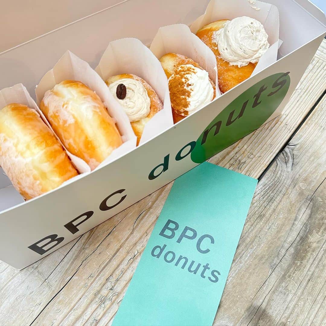 澤野井香里さんのインスタグラム写真 - (澤野井香里Instagram)「BPC donutsの新メニューのデニッシュコーンソフトクリーム🍦💚 @bpc.donuts   大きなデニッシュにたっぷりとミルキーで濃厚なソフトクリームが入っていて、大きさにビックリ❣️  子供達の好きな低温でゆっくり熟成&発酵させたふわふわもちもちの新食感ドーナツ🍩もおやつにお持ち帰り🤭🎵  #ks_23✨ #ks_osaka✨ #大阪 #心斎橋 #ドーナツ #熟成発酵生地 #ドーナツショップ #ドーナツカフェ #大阪カフェ #大阪スイーツ  #bpcdonuts #donuts #sweets #donutslife #woomypr #osakacafe #🍦 #🍩」11月27日 16時26分 - kaori_sawanoi