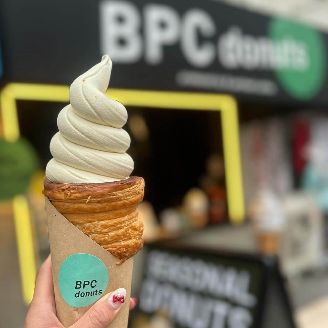 澤野井香里のインスタグラム：「BPC donutsの新メニューのデニッシュコーンソフトクリーム🍦💚 @bpc.donuts   大きなデニッシュにたっぷりとミルキーで濃厚なソフトクリームが入っていて、大きさにビックリ❣️  子供達の好きな低温でゆっくり熟成&発酵させたふわふわもちもちの新食感ドーナツ🍩もおやつにお持ち帰り🤭🎵  #ks_23✨ #ks_osaka✨ #大阪 #心斎橋 #ドーナツ #熟成発酵生地 #ドーナツショップ #ドーナツカフェ #大阪カフェ #大阪スイーツ  #bpcdonuts #donuts #sweets #donutslife #woomypr #osakacafe #🍦 #🍩」