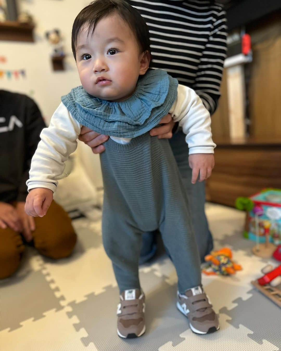 田井弘子さんのインスタグラム写真 - (田井弘子Instagram)「お誕生日🎂👶甥っ子ちゃん #1歳 めで鯛㊗️この世に産まれてまだ１年だって🥹✨そー考えると本当すごいよね❣️ 毎日成長✨ わたしからのプレゼントは、 #ファーストシューズ　にしました👟 そろそろ歩ける様になるかなぁ〜(まだちょっと重そうね😅) 選んだカードは、「マネー💰」🤣 #甥活 #おばばか」11月27日 16時37分 - hirokotai