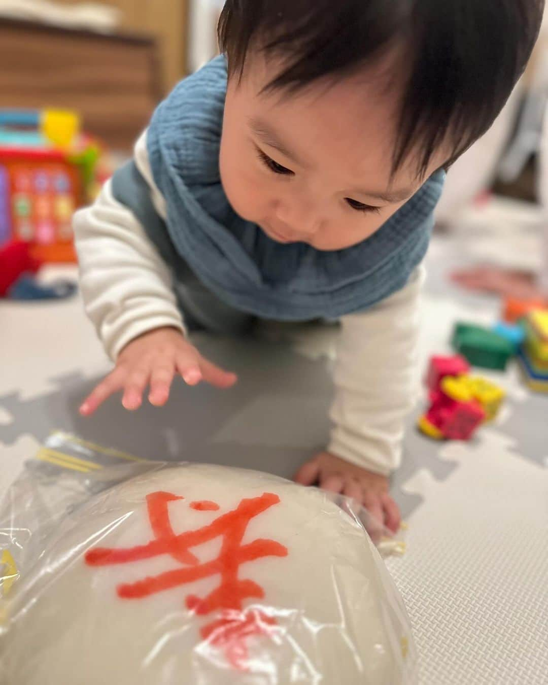 田井弘子のインスタグラム：「お誕生日🎂👶甥っ子ちゃん #1歳 めで鯛㊗️この世に産まれてまだ１年だって🥹✨そー考えると本当すごいよね❣️ 毎日成長✨ わたしからのプレゼントは、 #ファーストシューズ　にしました👟 そろそろ歩ける様になるかなぁ〜(まだちょっと重そうね😅) 選んだカードは、「マネー💰」🤣 #甥活 #おばばか」