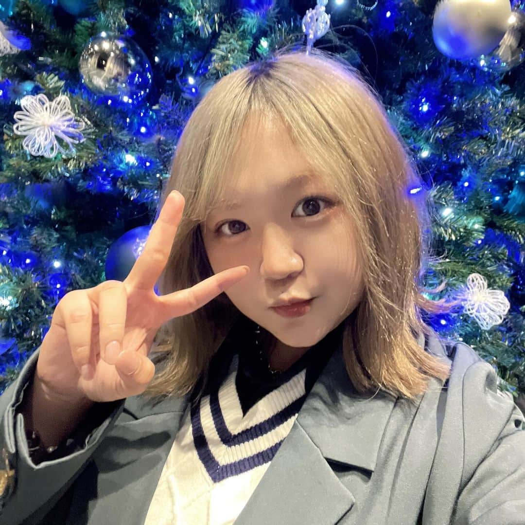 ちょこばななのインスタグラム：「ロフト ベストコスメ2023が開催中〜🥳💫💫 . 全国のロフトとロフトネットストアで開催しています！ 店舗ではベストコスメが全て掲載されている冊子を配布中〜！冊子はWEBでもみれるらしいから、ぜひチェックしてね！ . 魔女工場(@manyo.japan)のクレンジングオイルはめちゃくちゃスルッと落ちる気がして使い心地めっちゃ好きだった！ バームタイプが出たらしくて使うの楽しみ🥹🫶🫶 . WAKEMAKE(@wakemake_japan)はどのコスメもプチプラなのに使いやすくて発色もいいものが多いイメージなんだよね🙋‍♀️ 今回はロンモンロウさんが実際にコスメを使ってメイクされていたんだけど、めちゃくちゃ可愛くて眼福すぎた🫠🫠🫠 ホリデー限定のコスメもあるらしいんだけど、ミニサイズのリップセットめっちゃ気になる！！！ . みんなも気になるものがあったらチェックしてみてね🫣 . #PR #ロフト展示会 #ロフトのベストコスメ2023 #ロフトコスメ#WAKEMAKE#manyo#魔女工場#韓国コスメ」