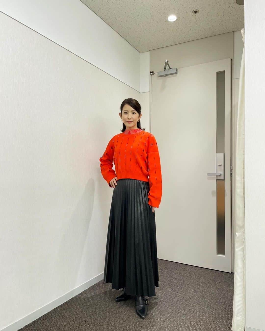 江口ともみのインスタグラム：「タックル衣装✨  最近こんな穴空いたニット多いですよね🧶  #tvタックル#衣装 #秋らしい色 #beyourownboss」