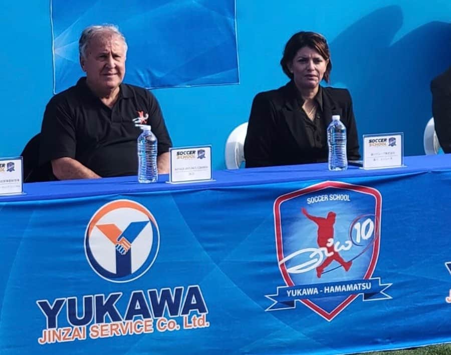 のインスタグラム：「Estive em Hamamatsu aqui no Japão, cidade que possui uma grande comunidade brasileira. Fizemos uma aula inaugural da Escola de Futebol Zico 10 - Hamamatsu, comandada e organizada pela Lucilene Yukawa, também nossa parceira no núcleo em Toyama. Meus agradecimentos pelo apoio ao Consul de Hamamatsu Aldemo Garcia, ao Presidente da Associação de Futebol Noritaka Torii, ao Prefeito de Hamamatsu Yusuke Nakano, ao Prefeito de Kosai Takeshi Kageyama e ao Eber Toyohashi. Estiveram presentes e ajudando na Clinica de Futebol, o parceiro  de Okinawa Roberto Iwashita, o Prof Reinaldo e grande King do FC Tokyo, o atacante Amaral. Foi realizada no Parque Yuto Nishi-Ku, com quase 200 crianças e 10% ja se inscreveram. Um domingo lindo de muito futebol e diversão. Obrigado aos pais e responsáveis por acreditarem no nosso projeto. Depois trago mais fotos e homenagens que foram feitas.」