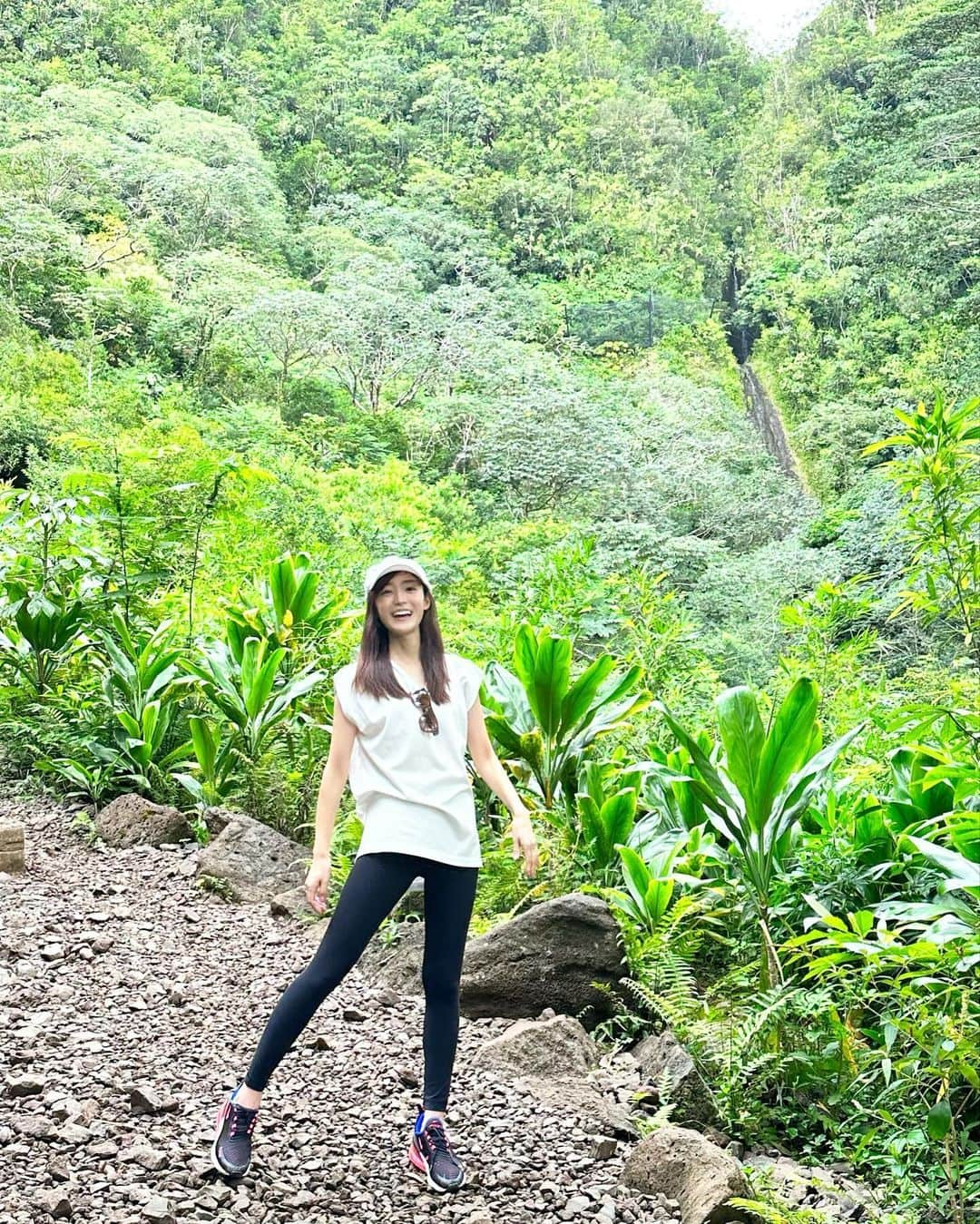 小林真由さんのインスタグラム写真 - (小林真由Instagram)「Hawaii🌴Manoa Falls🦜 ⁡ 1時間くらいで往復できるかな？と思ったら、子供の足で往復2時間😂着いた時にはこんなテンションに🕺 ⁡ 近頃雨が降ってなかったのもあって肝心の滝はちょろちょろ具合、、あれ？という一筋の滝の写真。笑 ⁡ 足場が悪くて挫けそうな息子だったけどアラジンの曲で乗り切れてホッとした😂 　 ⁡ 朝プールして、ハイキングして、その後ロイヤルハワイアンのフラレッスンに行って、また夜プール。子供達の体力に感謝！ ⁡ ⁡ ボッテガのサングラス、この後紛失でとても悲しいです。。🥲 ⁡ ⁡ ⁡ 5枚目。 右上  隣の男の子にネックレス褒められてニヤリ。 右下　踊った後、即行弟のほっぺにチューするほど興奮ロコガール。 ⁡ ⁡ #ファッション #コーデ #ママコーデ #女の子ママ #男の子ママ #ママライフ #コーディネート #5歳 #3歳 #子連れ旅行 #旅行 #二人育児 #子連れ旅行 #旅行 #ハワイ旅行 #ハワイ #子連れハワイ #manoafalls」11月27日 16時32分 - mayukobayashii