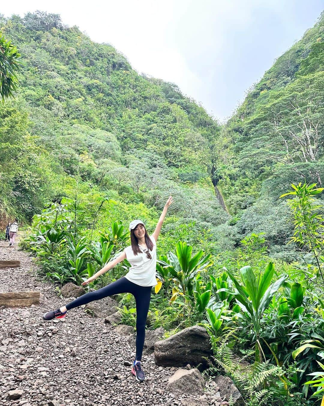 小林真由のインスタグラム：「Hawaii🌴Manoa Falls🦜 ⁡ 1時間くらいで往復できるかな？と思ったら、子供の足で往復2時間😂着いた時にはこんなテンションに🕺 ⁡ 近頃雨が降ってなかったのもあって肝心の滝はちょろちょろ具合、、あれ？という一筋の滝の写真。笑 ⁡ 足場が悪くて挫けそうな息子だったけどアラジンの曲で乗り切れてホッとした😂 　 ⁡ 朝プールして、ハイキングして、その後ロイヤルハワイアンのフラレッスンに行って、また夜プール。子供達の体力に感謝！ ⁡ ⁡ ボッテガのサングラス、この後紛失でとても悲しいです。。🥲 ⁡ ⁡ ⁡ 5枚目。 右上  隣の男の子にネックレス褒められてニヤリ。 右下　踊った後、即行弟のほっぺにチューするほど興奮ロコガール。 ⁡ ⁡ #ファッション #コーデ #ママコーデ #女の子ママ #男の子ママ #ママライフ #コーディネート #5歳 #3歳 #子連れ旅行 #旅行 #二人育児 #子連れ旅行 #旅行 #ハワイ旅行 #ハワイ #子連れハワイ #manoafalls」