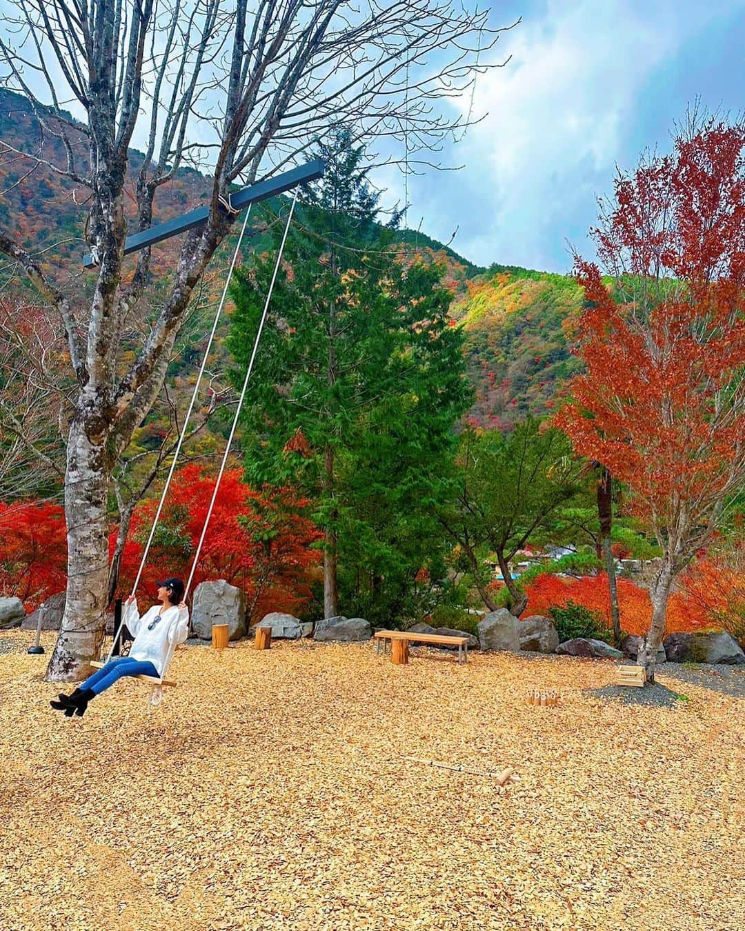 中村江莉香さんのインスタグラム写真 - (中村江莉香Instagram)「紅葉が綺麗🍁🍂 #梅ヶ島 ♨️ @musashi.inc #ねこのライト 🔦  #夜の紅葉🍁 もとても綺麗で... #ぴかりミニライト で撮影したよ💡 (swipe👆ライトがある時！ない時！で全然違う🫣)  景色や夜景、インカメで思い出写真を撮りたい時やYouTube撮影でも重宝⭕️ #ムサシ(#MUSASHI ) #ぴかり #MINI LIGHT  明るい照明にもなるし、暖色系のカバーもあるので、撮りたいシーンによってライトの色味も変えられる🤍🧡  #防災グッズ にもなるので、#防災リュックに追加 してます🫡💡🔦とにかく軽い⭕️  #猫のライト はセンサーで反応もするのと、形が可愛いからお気に入り🐈🐈‍⬛🤍🧡  #株式会社ムサシ #ミニライトショップ #コンパクトライト #紅葉 #秋 #もみじ #🍁 #autumn #モミジ #綺麗 #japan #自然 #温泉 #グランピング #キャンプ #アウトドア #glamping  ootd // TOPS @hereiam.official  #ヘレアイアム #hereiam  もこもこ温セーター👕🤍」11月27日 16時34分 - erica_nakamura