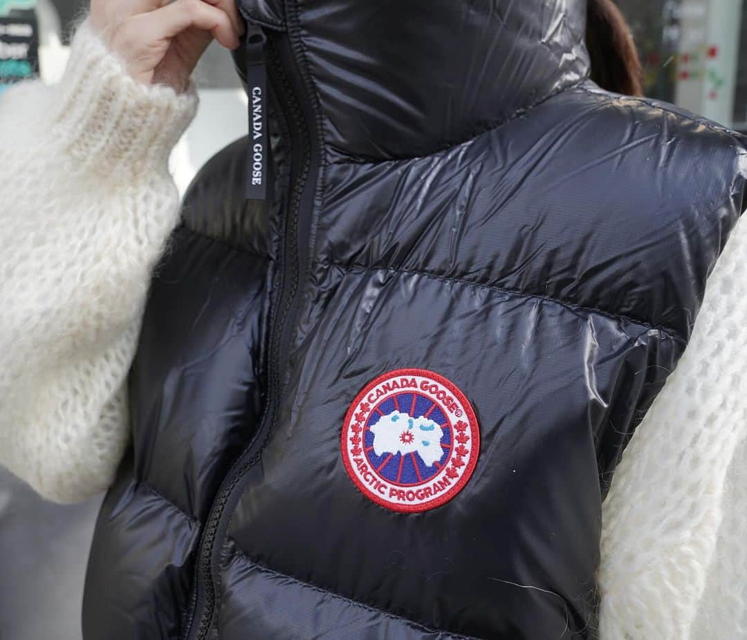 MāWさんのインスタグラム写真 - (MāWInstagram)「. [CANADA GOOSE] Cypress Puffer Vest 2257W.  ＜サイプレス パッファー ベスト＞は、普段の着こなしにすぐに馴染む、軽量な着心地を実現したアイテムです。  キャリングストラップが付いたパッカブル仕様で、どのような天候の変化にも対応します。  オールシーズン着用できるように設計され、保温性と実用性を兼ね備えたデイリーユースに最適なベストは、レイヤリングにもおすすめです。  -  #mawsapporo #MāW #insonlinestore #canadagoose #marmotcapital #sapporo #hokkaido #23aw」11月27日 16時45分 - maw_sapporo