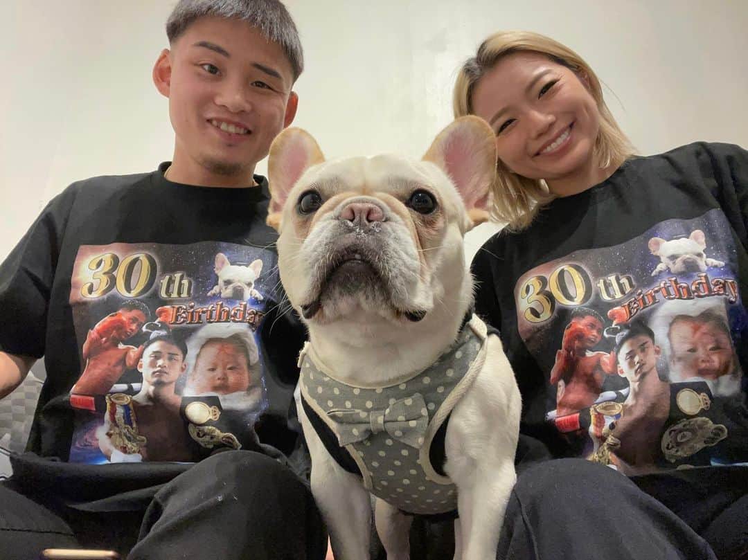 あきまっくすのインスタグラム：「祝30歳🎊お誕生日おめでとう❤️ こらからも紘人くんらしく やりたい事やりまくってください🥳 しんどい時は一緒に頑張ろう😆🙌🏽💕 . 30歳記念Tシャツを勝手に作って 今日は無理矢理着せてます。笑 . お義父さんお義母さん 紘人くんを産んで素敵な男に育ててくれて 本当にありがとうございます🙏🏽💕 . @hiroto.kyoguchi_official  これからもよろしくね✌🏽💓 いつもありがとう🫶🏽 . . . #HBD #お誕生日 #サプライズは苦手みたいなので控えめにしました笑 #30歳 #30代楽しいよぉおおお」