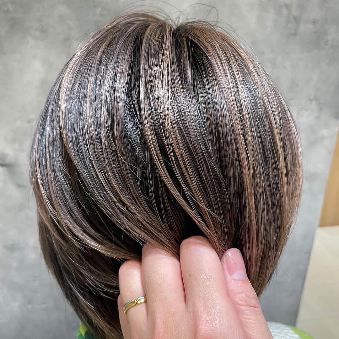 ヘアーサロン ソシエ [公式] さんのインスタグラム写真 - (ヘアーサロン ソシエ [公式] Instagram)「ソシエでつくったヘアスタイル紹介💇  お洒落なエアタッチバレイヤージュ♪ 普通のハイライトとは違い、ドライヤーを使用した特殊な技法で 髪の毛に自然なグラデーションを作ります。 明暗の差がくっきり出ないので 外国人の地毛のように抜け感のある綺麗なカラーを再現できます◎  こちらのスタイルをつくったのは @sociehair_takanoです♪  こちらのお写真は@moepi._.picham さんの投稿です♪ 撮影にご協力いただきありがとうございました♪ --------------------------------------------------- <SINCE1960> 時代に先駆けて美容業界をリードし「トータルビューティー」を提供し続けてきたソシエヘアー。その歴史は、創業者、高橋孝が開業した1店のヘアーサロンからはじまります。今後も、ソシエの原点である「ヘアーサロン」としての誇りを持ち続け、プロフェッショナルな技術・おもてなしをご提供してまいります。多くの女性に楽しんで美しくなる体験してほしい。それがソシエヘアーグループの願いです。 --------------------------------------------------- #ソシエヘアー #ジャックモアザン #ソシエ #ヘアー #美容院 #美容室 #サロン #サロンスタイル #サロンモデル #サロモ #スタイル撮影 #モデル募集 #ヘアカット #ヘアサロン #ヘアスタイル #似合わせカラー #似合わせカット #デザインカラー #トレンドカラー #ヘアカラートレンド #インナーカラー #インナー #バレイヤージュ#ハイライト #外国人風ハイライト #エアタッチ #グラデーション #デザインカラー#錦糸町 #錦糸町美容室」11月27日 19時00分 - socie_hair_official