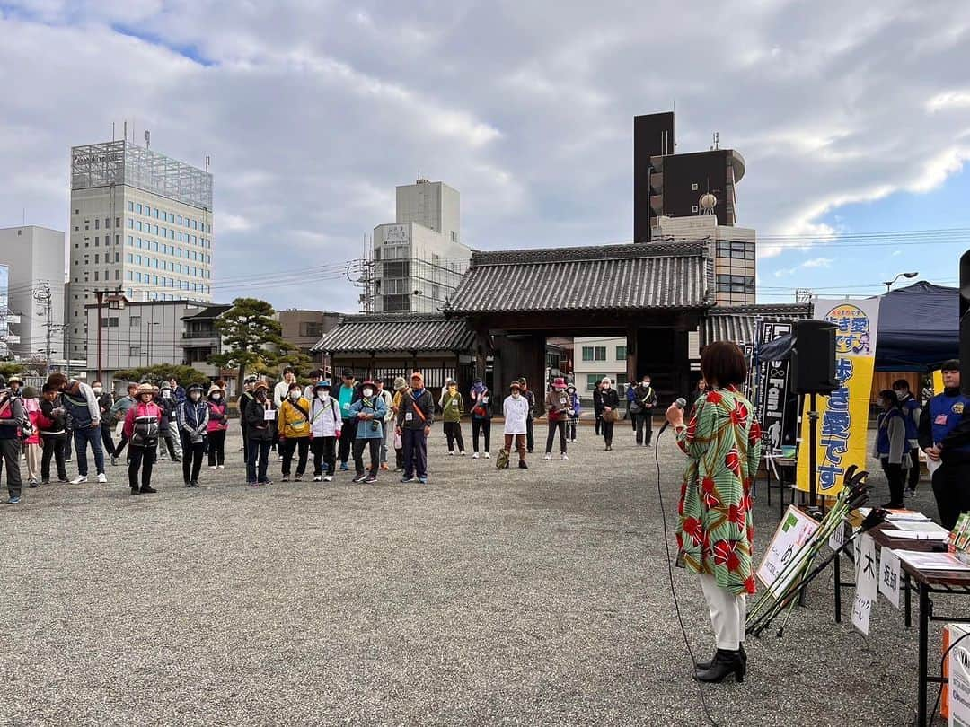 玉城ちはるさんのインスタグラム写真 - (玉城ちはるInstagram)「【 歩き愛です　アルキメデス　徳島２日目】  徳島２日目は 打って変わって朝のステージ❤️ 前日24時近くまで呑んだとは思えない素晴らしいステージ？でした笑  皆さんが(参加者さんが　笑)  三谷薬局さんが主催の　ウォーキングイベントの開会式で歌わせて頂きました^_^  私は日頃メンタルケア、心の健康が専門ですが、 この日は身体の健やかさを皆さんで楽しむウォーキングイベント❤️  せっかくスタート前に歌うのだから  「準備運動で手話歌しませんか？」というと 100名近くのみんなが老いも若きも みんなが普通に手話歌をしてくれました♡  本当に心も身体も気持ちの良い朝でした。  最近は自分はどう生きたいのか？ どうおいてゆくのか？と考えることが増えてきましたが  やはり心と身体の健康的は、私の人生においてとても大切なキーワードだなと思うようになりました^_^  こんな風にいろんな県で 色んな人と いろんな形で触れ合って 笑ってもらえて 幸せな、四国ツーデイズ、スリーステージでした❤️  関係者の皆様 本当にありがとうございました😭」11月27日 16時38分 - chiharu_tamaki