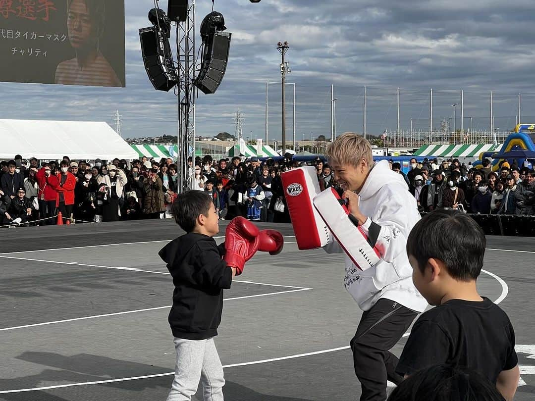 武尊さんのインスタグラム写真 - (武尊Instagram)「７代目タイガーマスクとしてチャリティーイベント🐯 相模原市の子ども食堂に基金の寄付をさせて頂きました🍱 少しずつだけどもっとこの活動を大きくしていって もっとたくさんの子供達を笑顔に出来るように頑張ろう！！ イベントに集まってくれた皆様ありがとうございました🙏🏼 ステージでキックの体験コーナーも🔥 @7th_tigermask」11月27日 16時54分 - k1takeru